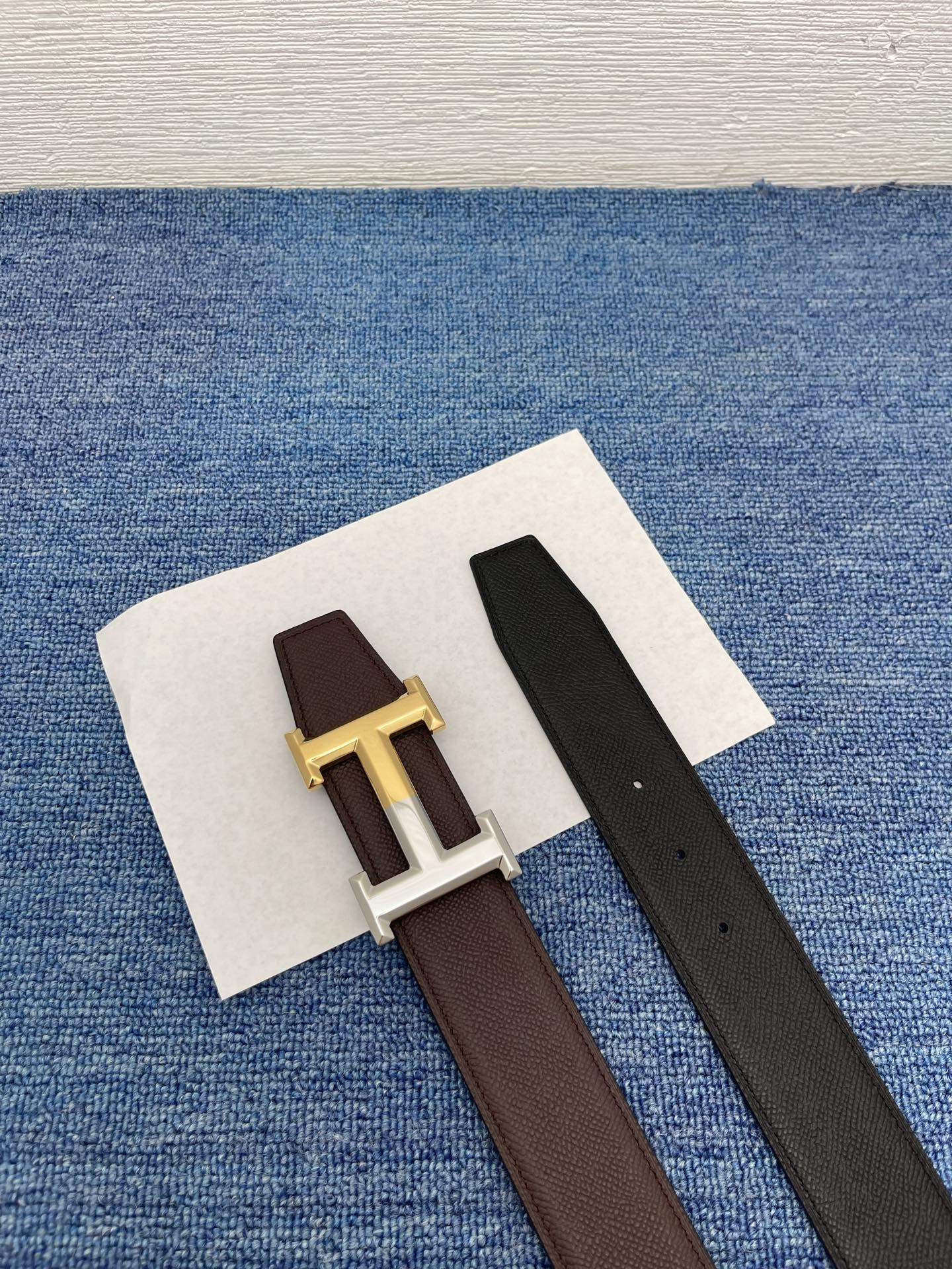 🔴 【品牌】爱马仕 🔴 【描述】采用高级真皮精制而成，触感厚实，饰以商标带扣。腰带为意大利尺寸，请在购买