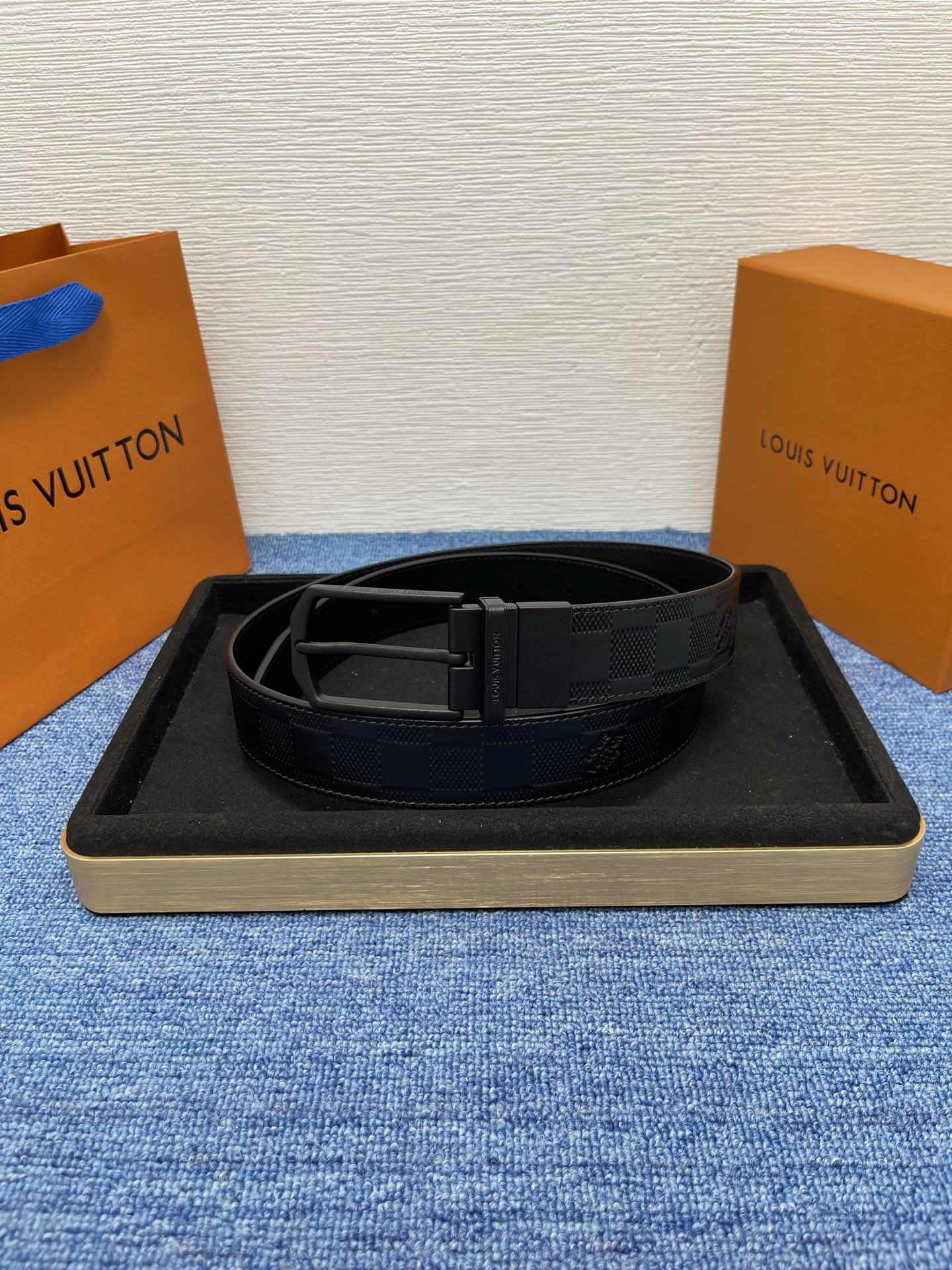 【LOUIS VUITTON驴牌】：经典原单品质，新款压格子原版平纹底，搭配原单精品针扣，精工制作，细节