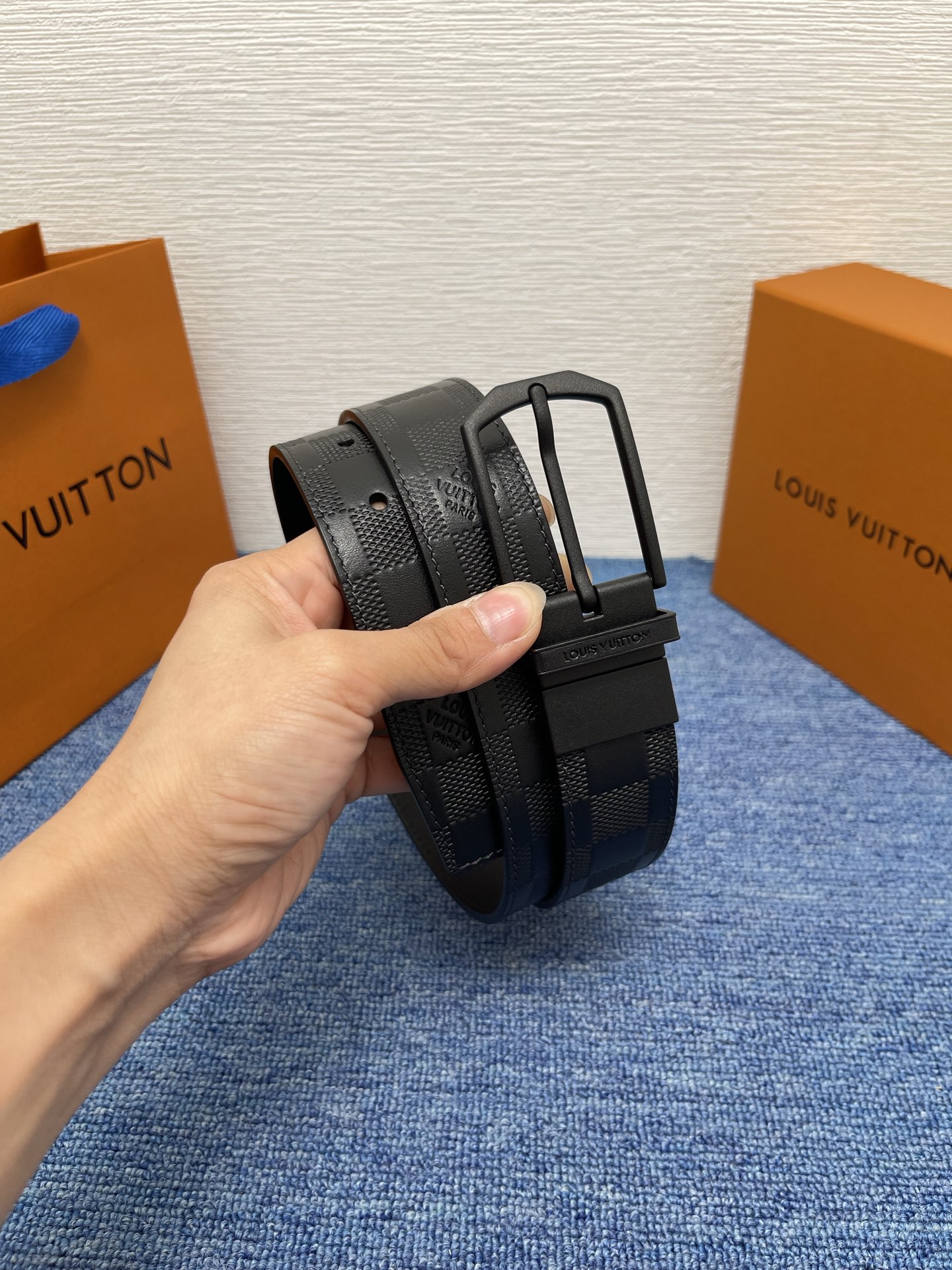 【LOUIS VUITTON驴牌】：经典原单品质，新款压格子原版平纹底，搭配原单精品针扣，精工制作，细节