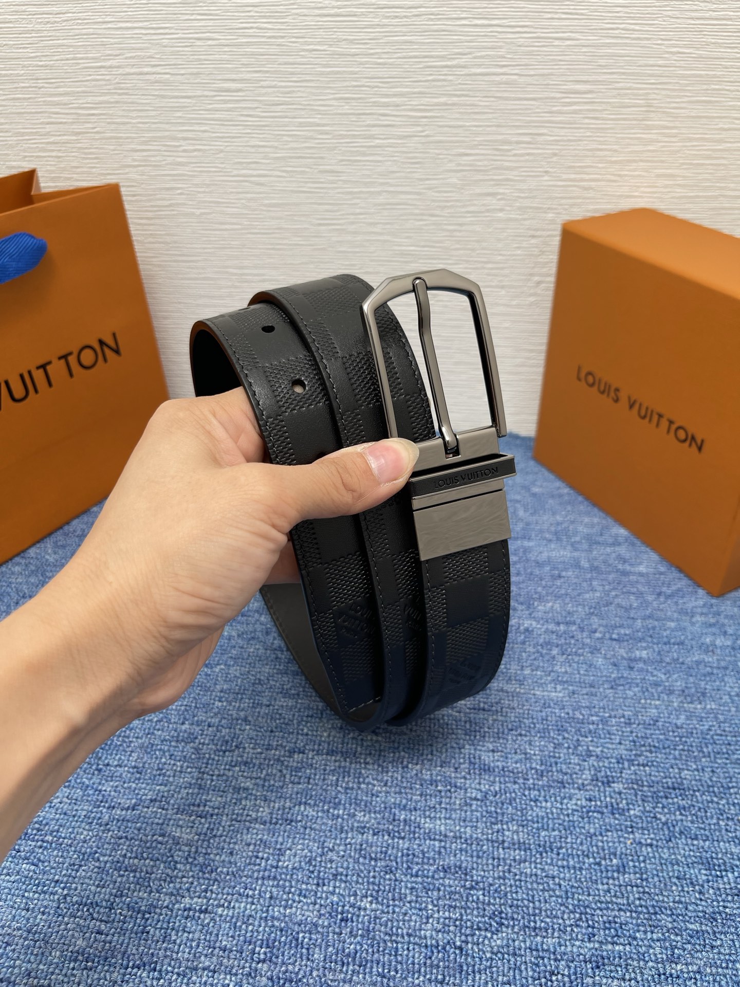 【LOUIS VUITTON驴牌】：经典原单品质，新款压格子原版平纹底，搭配原单精品针扣，精工制作，细节