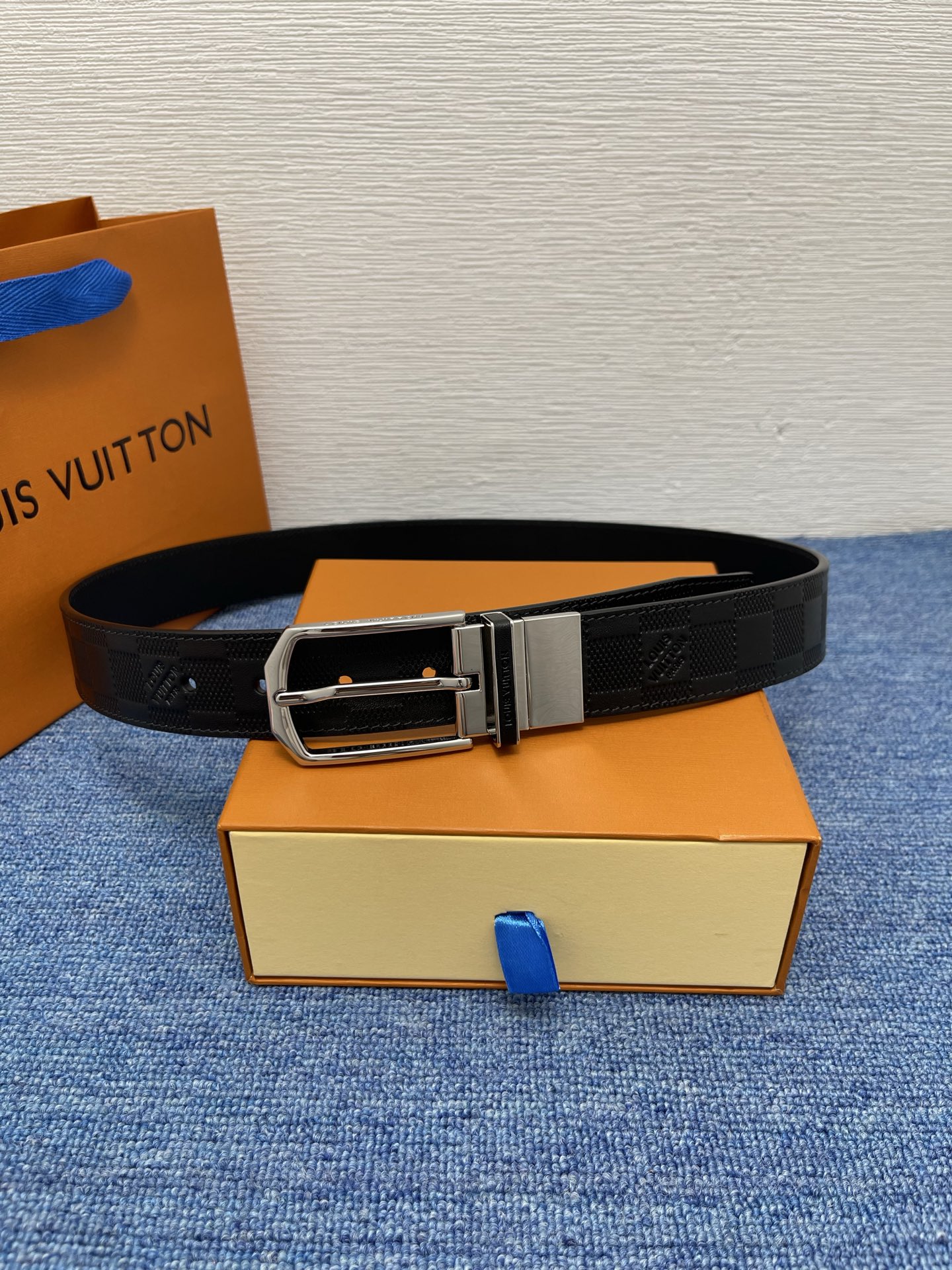 【LOUIS VUITTON驴牌】：经典原单品质，新款压格子原版平纹底，搭配原单精品针扣，精工制作，细节