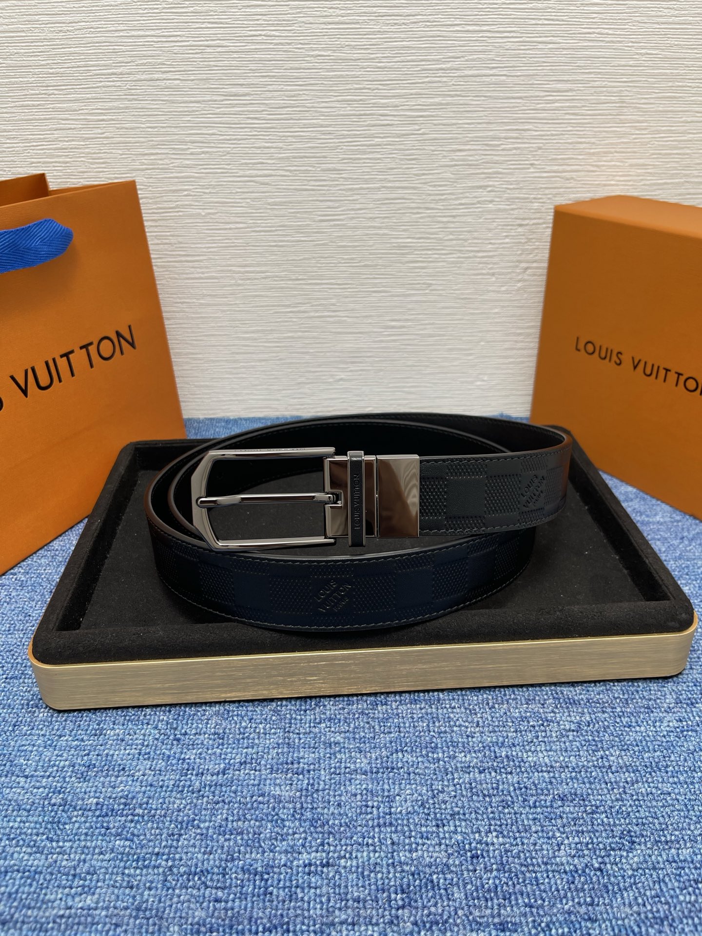 【LOUIS VUITTON驴牌】：经典原单品质，新款压格子原版平纹底，搭配原单精品针扣，精工制作，细节