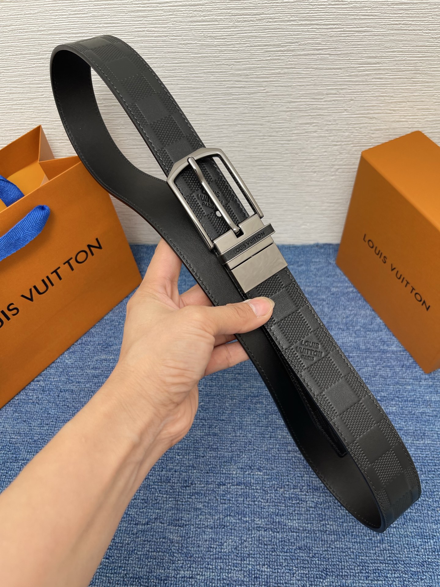 【LOUIS VUITTON驴牌】：经典原单品质，新款压格子原版平纹底，搭配原单精品针扣，精工制作，细节