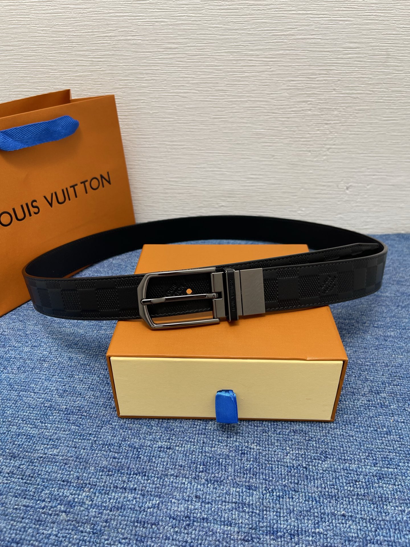 【LOUIS VUITTON驴牌】：经典原单品质，新款压格子原版平纹底，搭配原单精品针扣，精工制作，细节