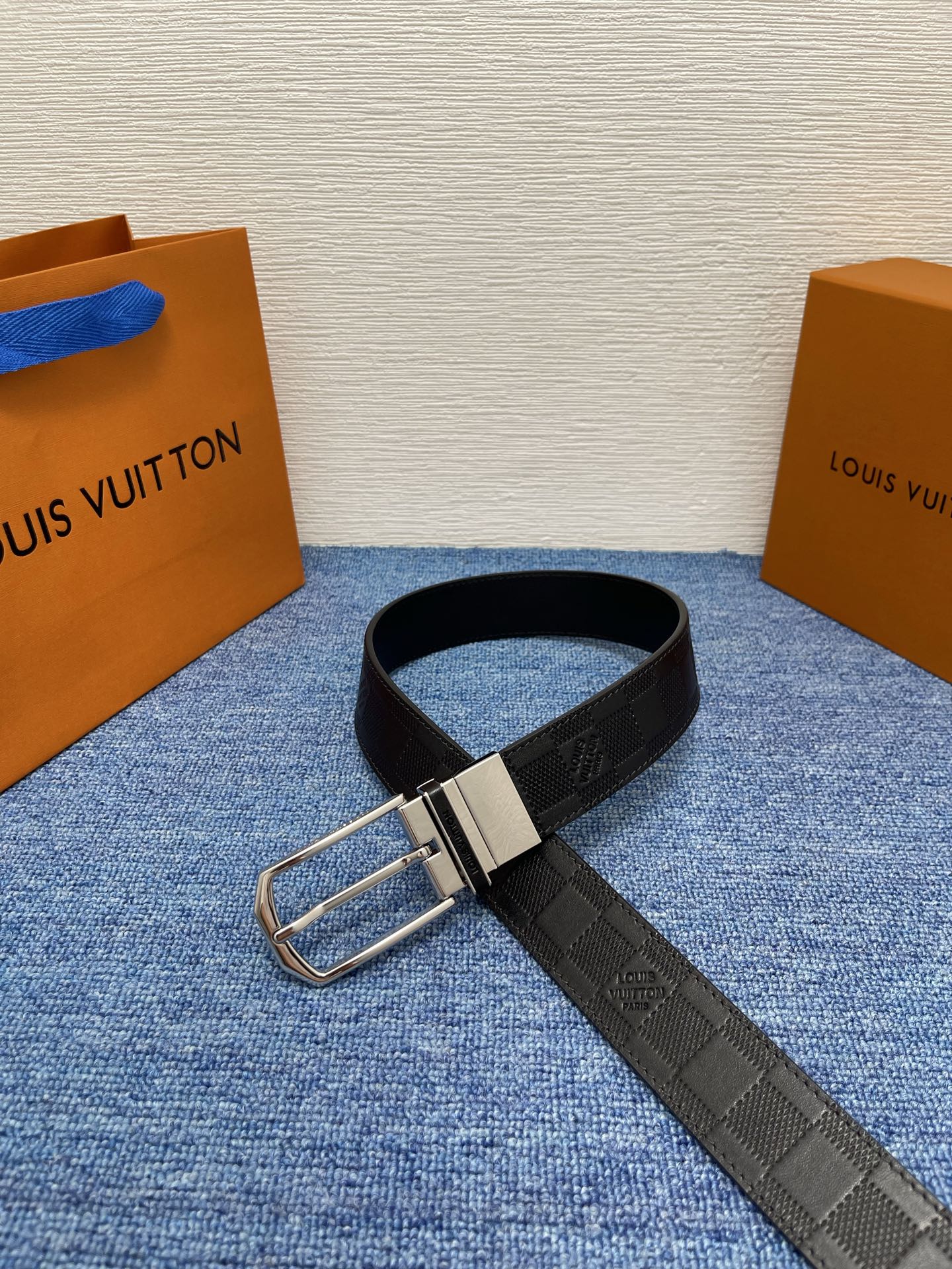 【LOUIS VUITTON驴牌】：经典原单品质，新款压格子原版平纹底，搭配原单精品针扣，精工制作，细节