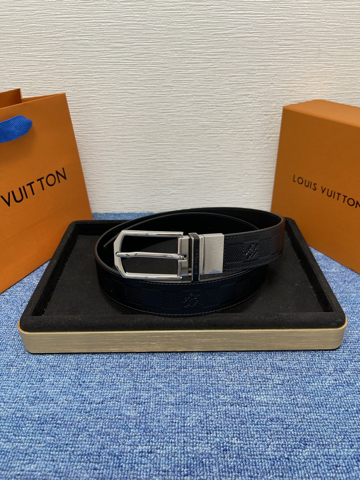 【LOUIS VUITTON驴牌】：经典原单品质，新款压格子原版平纹底，搭配原单精品针扣，精工制作，细节