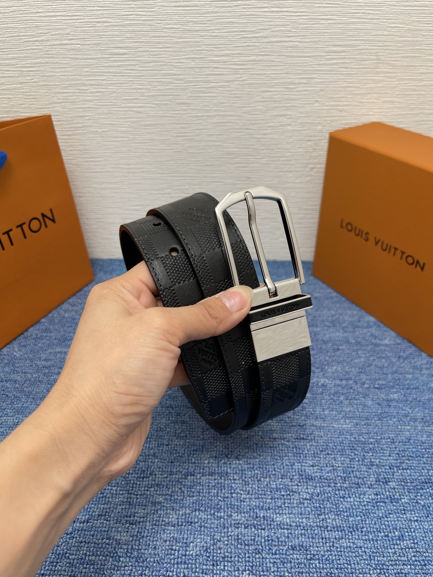 【LOUIS VUITTON驴牌】：经典原单品质，新款压格子原版平纹底，搭配原单精品针扣，精工制作，细节