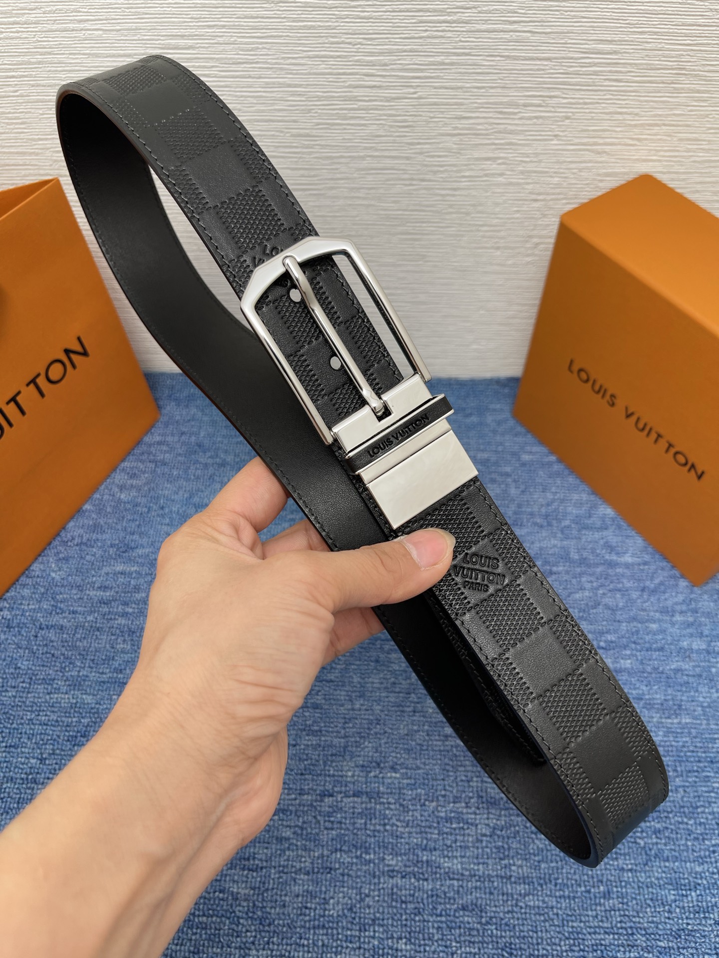 【LOUIS VUITTON驴牌】：经典原单品质，新款压格子原版平纹底，搭配原单精品针扣，精工制作，细节