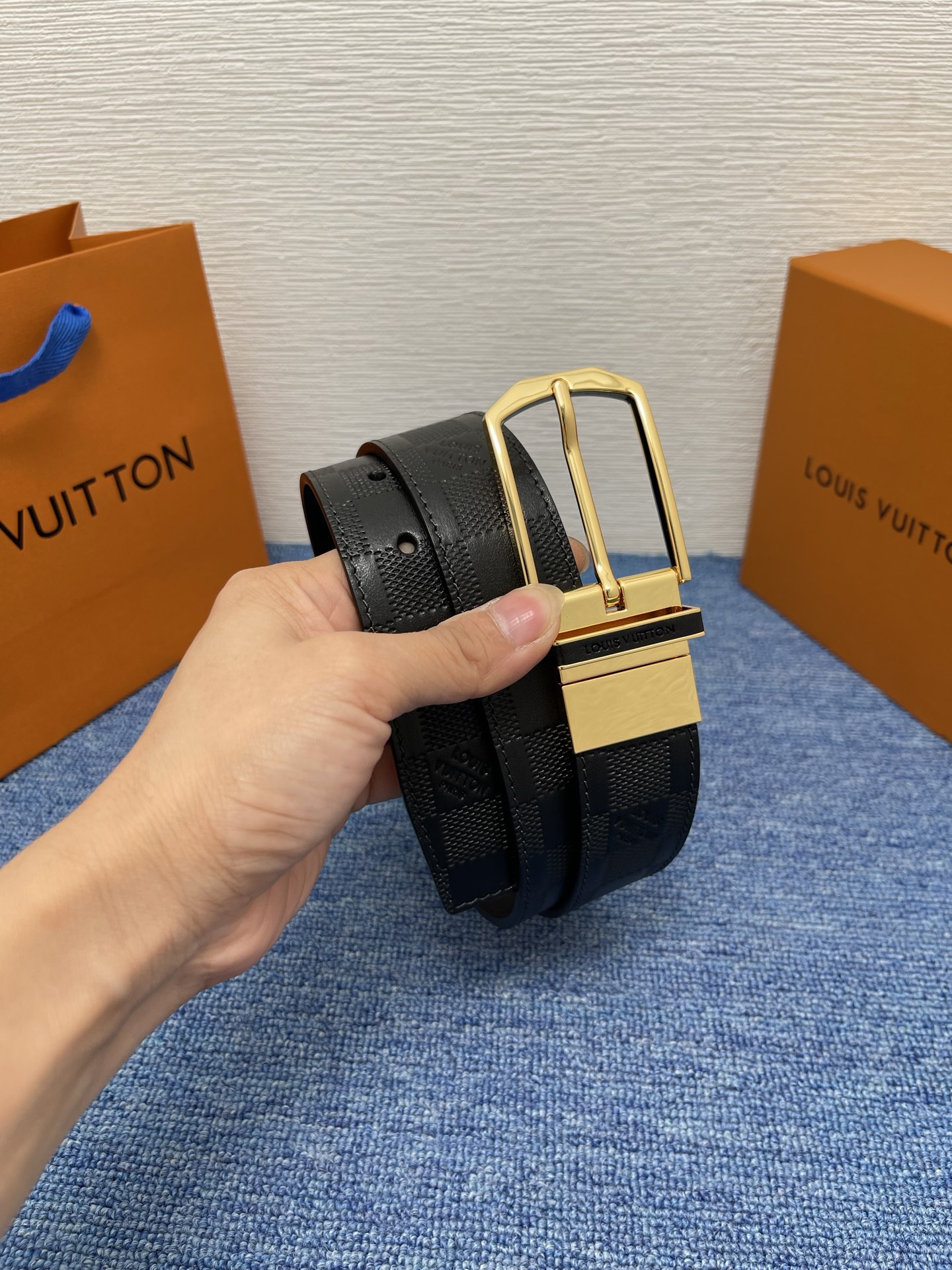 【LOUIS VUITTON驴牌】：经典原单品质，新款压格子原版平纹底，搭配原单精品针扣，精工制作，细节