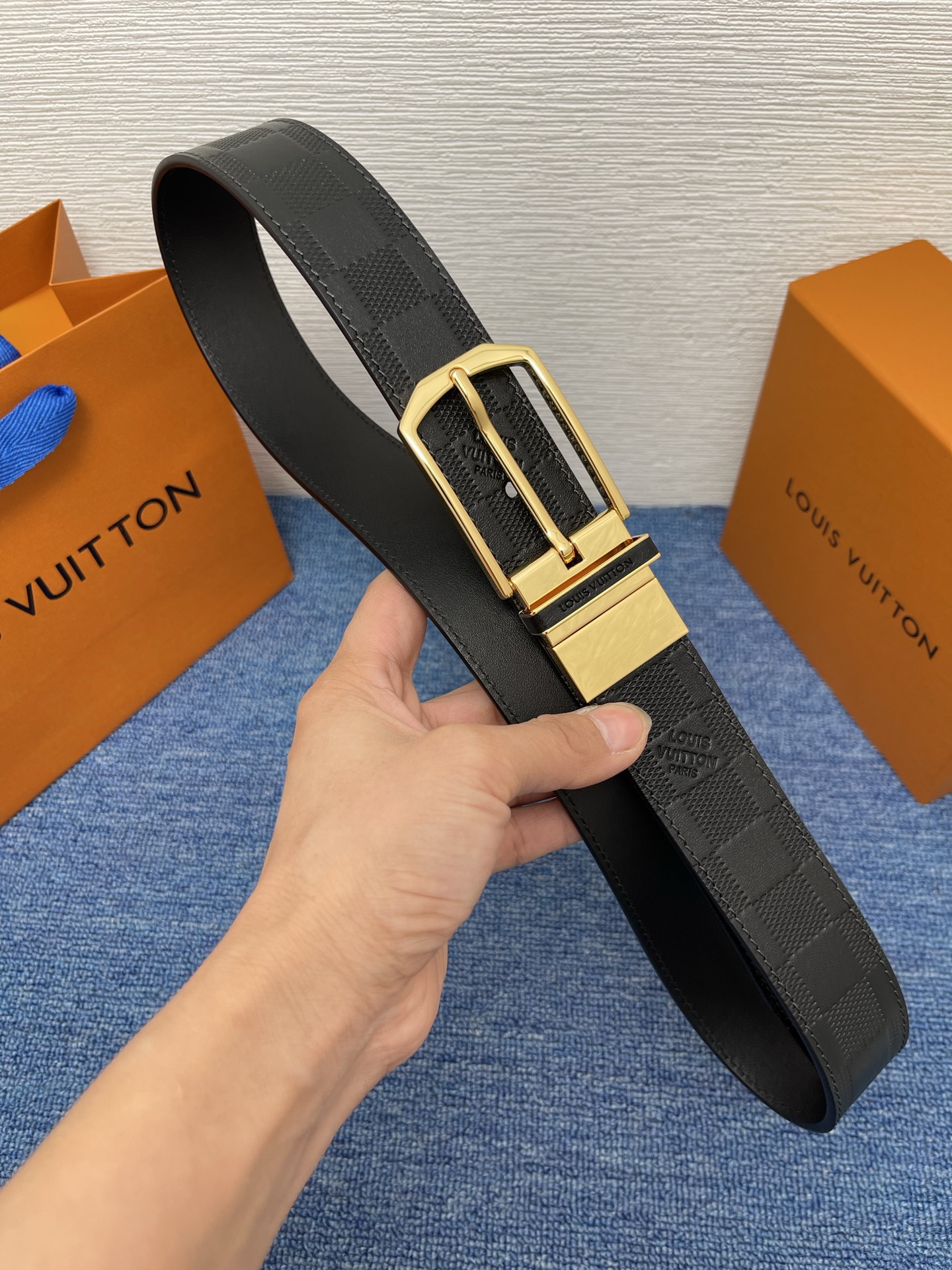 【LOUIS VUITTON驴牌】：经典原单品质，新款压格子原版平纹底，搭配原单精品针扣，精工制作，细节