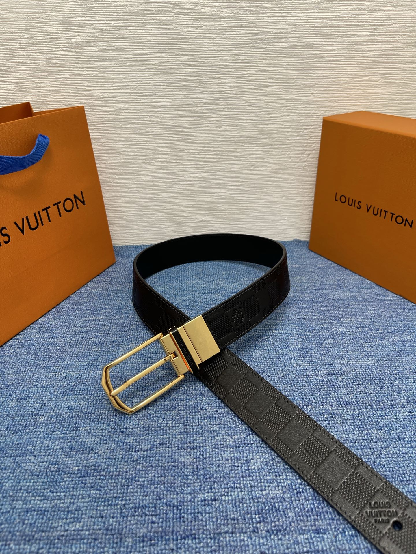 【LOUIS VUITTON驴牌】：经典原单品质，新款压格子原版平纹底，搭配原单精品针扣，精工制作，细节