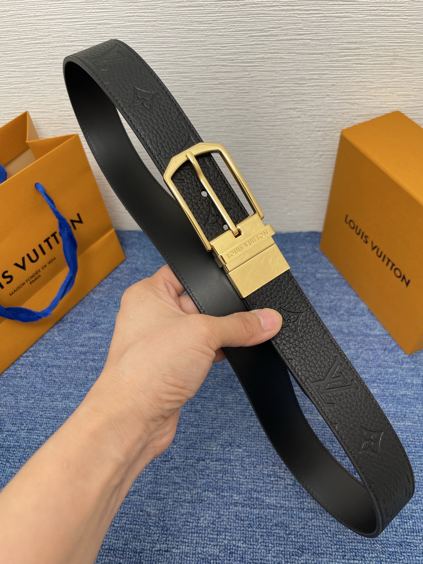 【LOUIS VUITTON驴牌】：经典原单品质，新款荔枝纹原版平纹底，搭配原单精品针扣，精工制作，细节