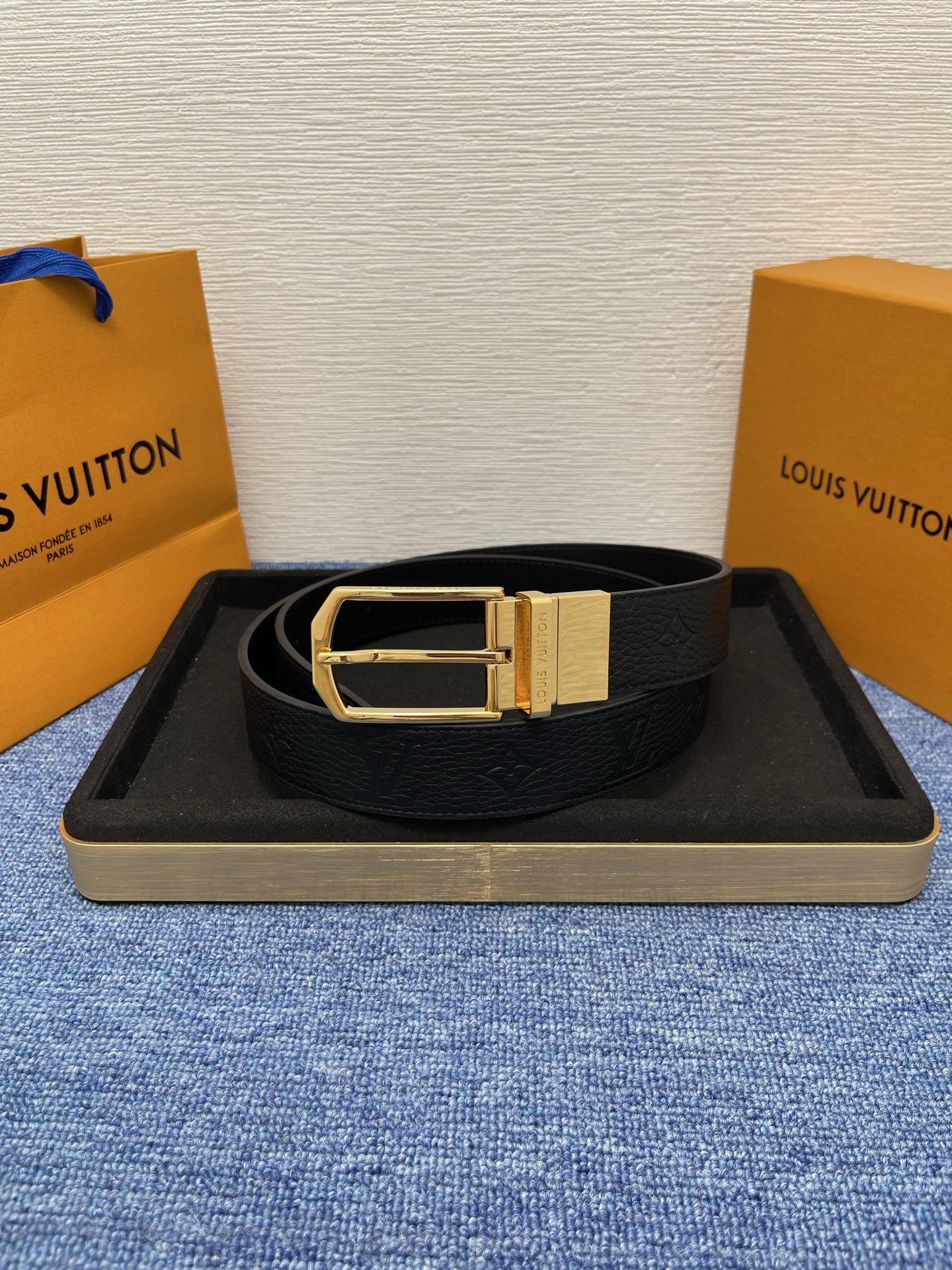 【LOUIS VUITTON驴牌】：经典原单品质，新款荔枝纹原版平纹底，搭配原单精品针扣，精工制作，细节