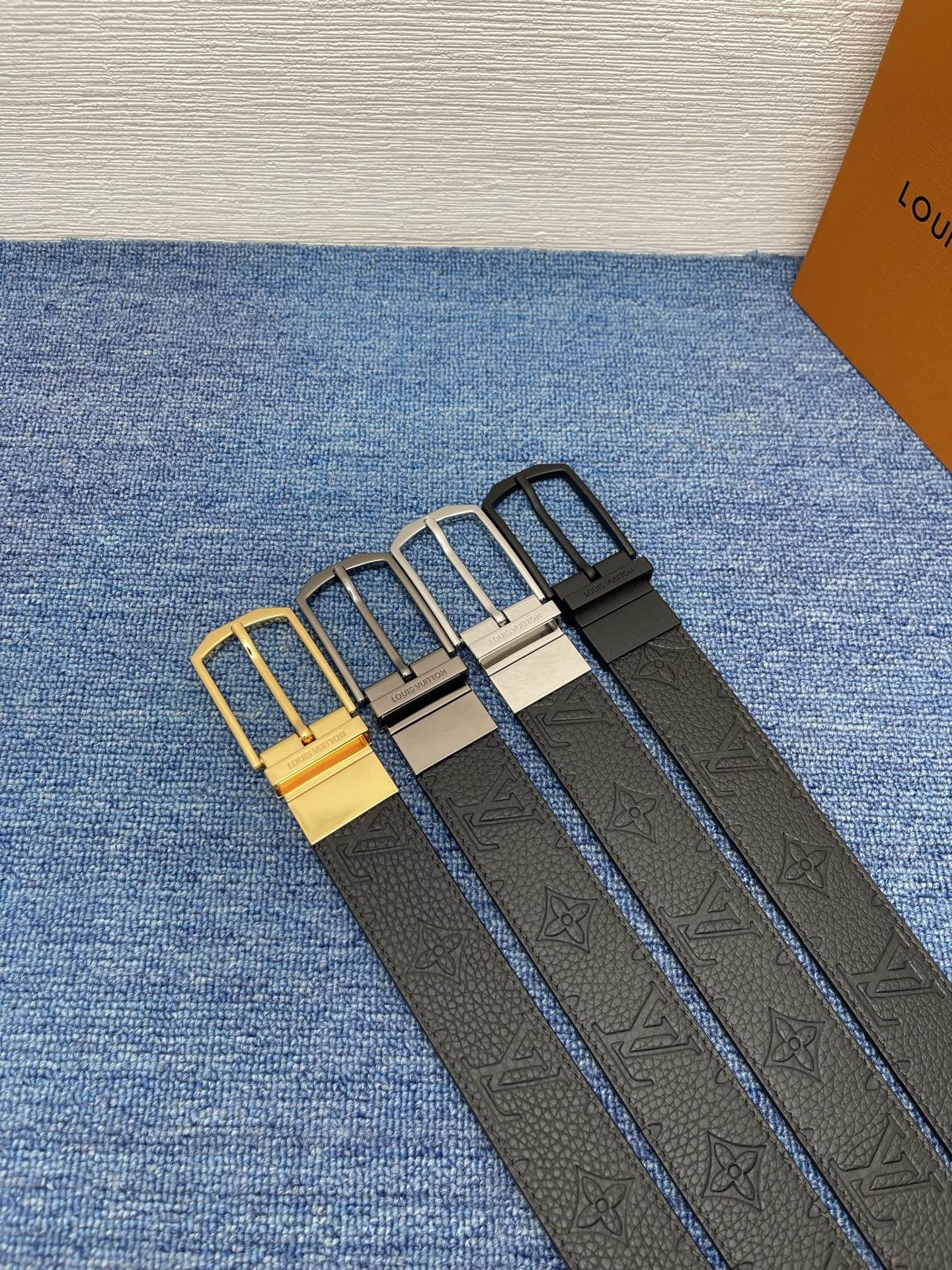 【LOUIS VUITTON驴牌】：经典原单品质，新款荔枝纹原版平纹底，搭配原单精品针扣，精工制作，细节