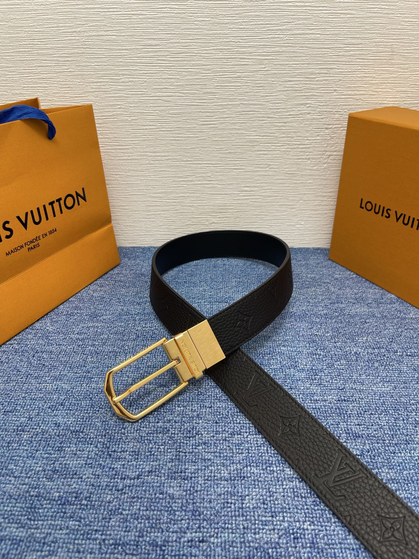 【LOUIS VUITTON驴牌】：经典原单品质，新款荔枝纹原版平纹底，搭配原单精品针扣，精工制作，细节