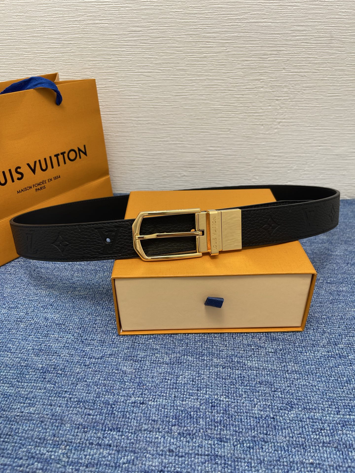 【LOUIS VUITTON驴牌】：经典原单品质，新款荔枝纹原版平纹底，搭配原单精品针扣，精工制作，细节