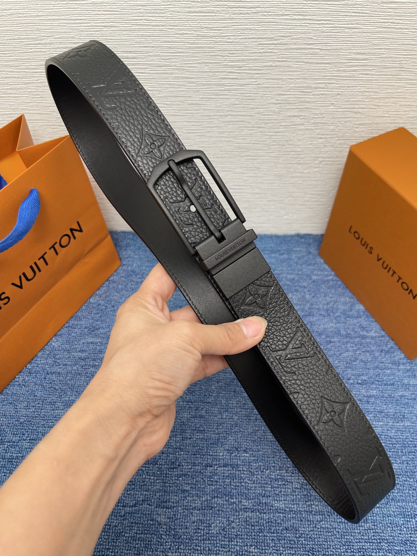 【LOUIS VUITTON驴牌】：经典原单品质，新款荔枝纹原版平纹底，搭配原单精品针扣，精工制作，细节