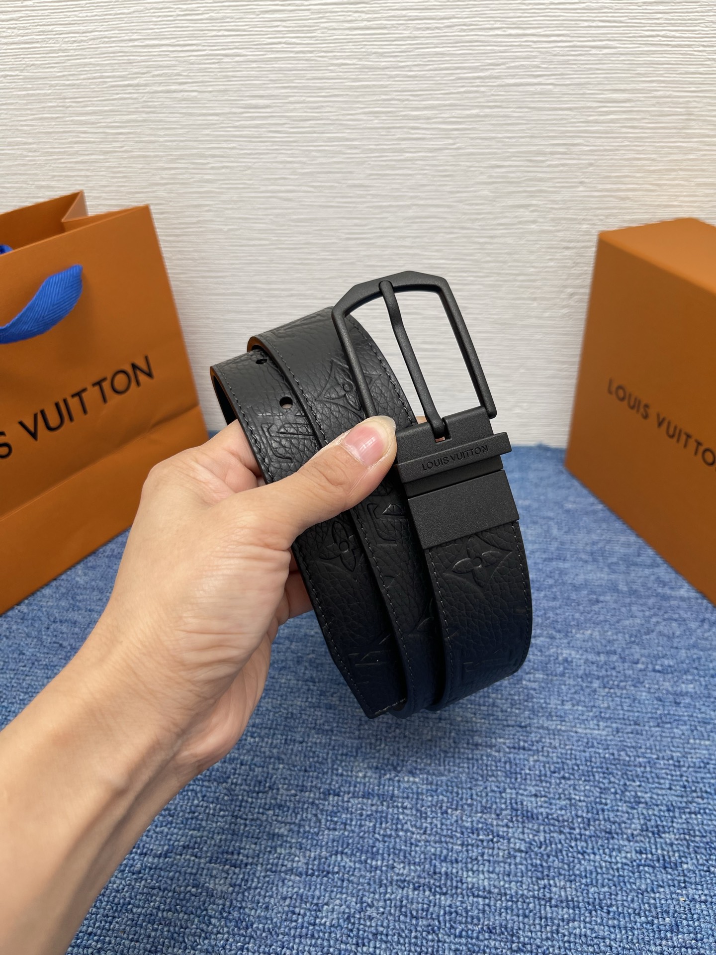 【LOUIS VUITTON驴牌】：经典原单品质，新款荔枝纹原版平纹底，搭配原单精品针扣，精工制作，细节