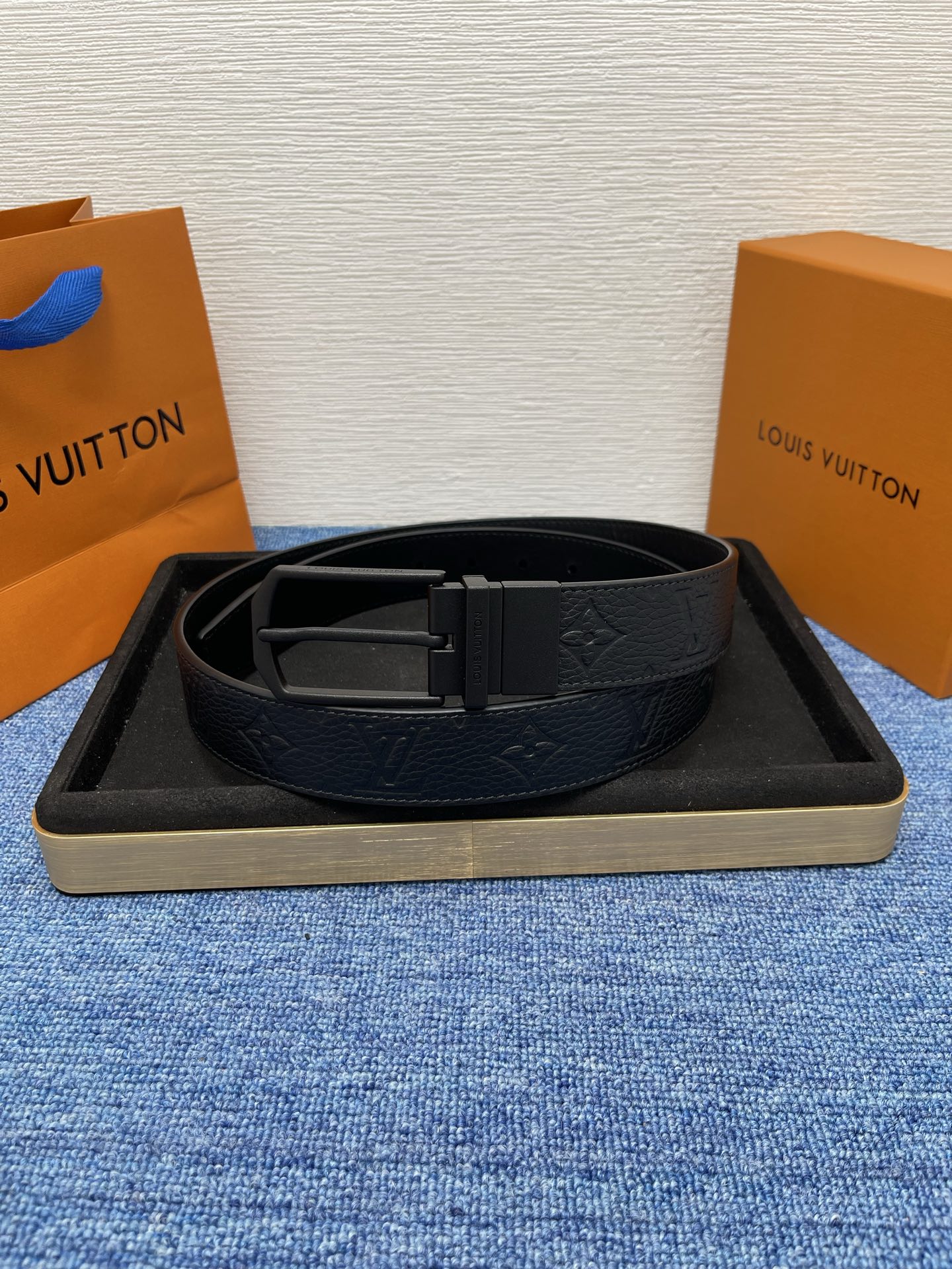 【LOUIS VUITTON驴牌】：经典原单品质，新款荔枝纹原版平纹底，搭配原单精品针扣，精工制作，细节