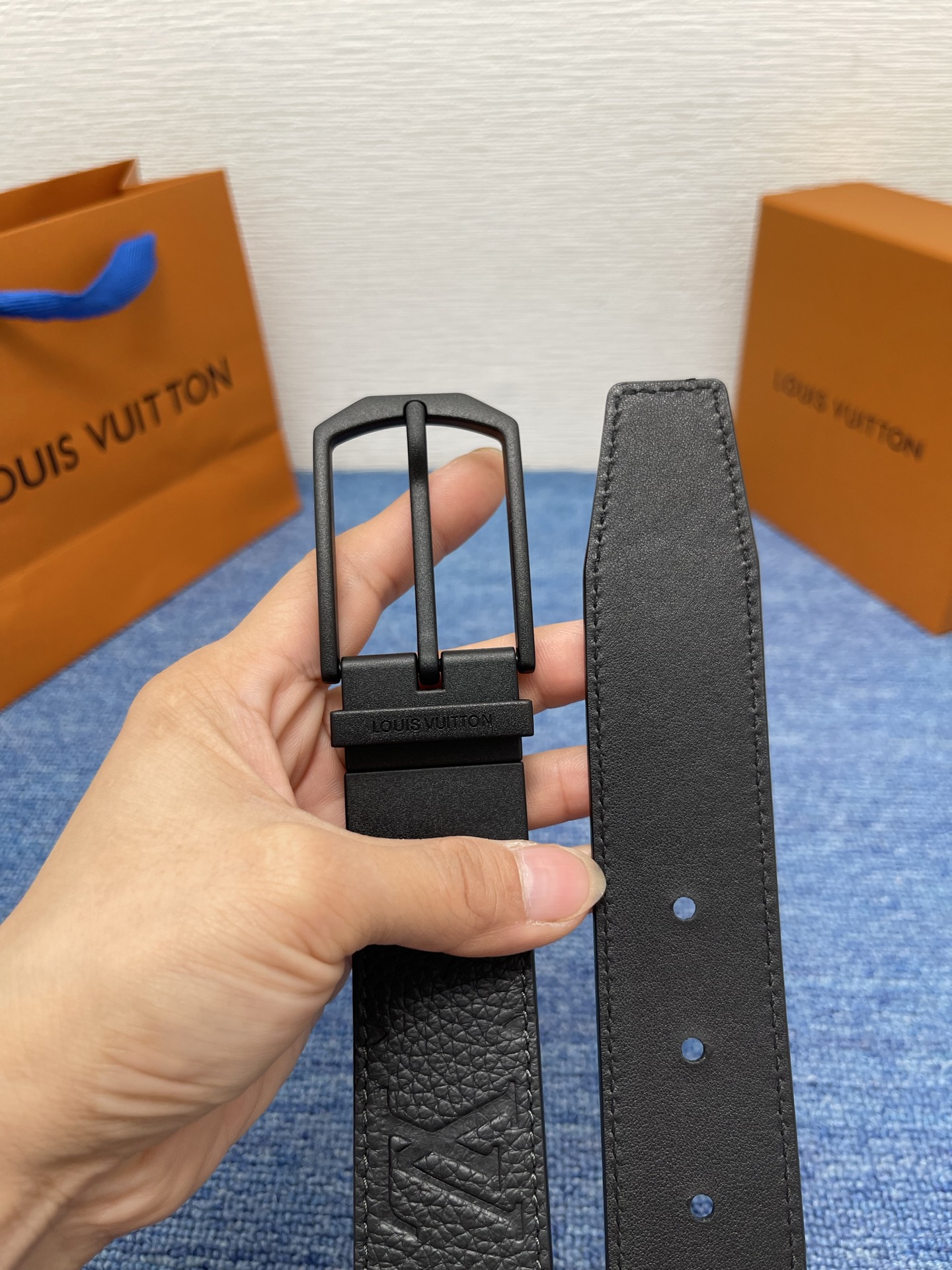 【LOUIS VUITTON驴牌】：经典原单品质，新款荔枝纹原版平纹底，搭配原单精品针扣，精工制作，细节