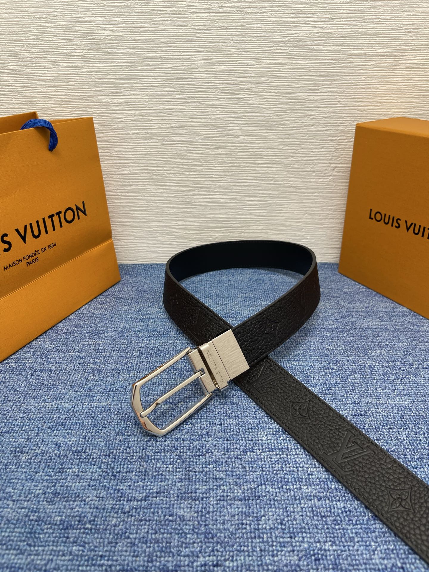 【LOUIS VUITTON驴牌】：经典原单品质，新款荔枝纹原版平纹底，搭配原单精品针扣，精工制作，细节