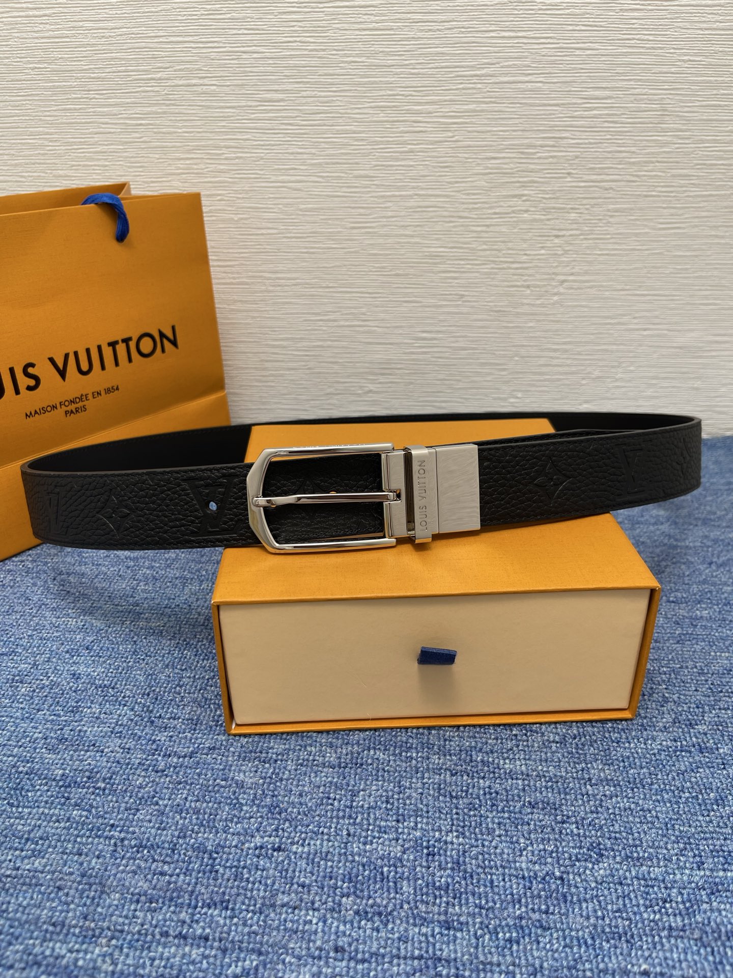 【LOUIS VUITTON驴牌】：经典原单品质，新款荔枝纹原版平纹底，搭配原单精品针扣，精工制作，细节