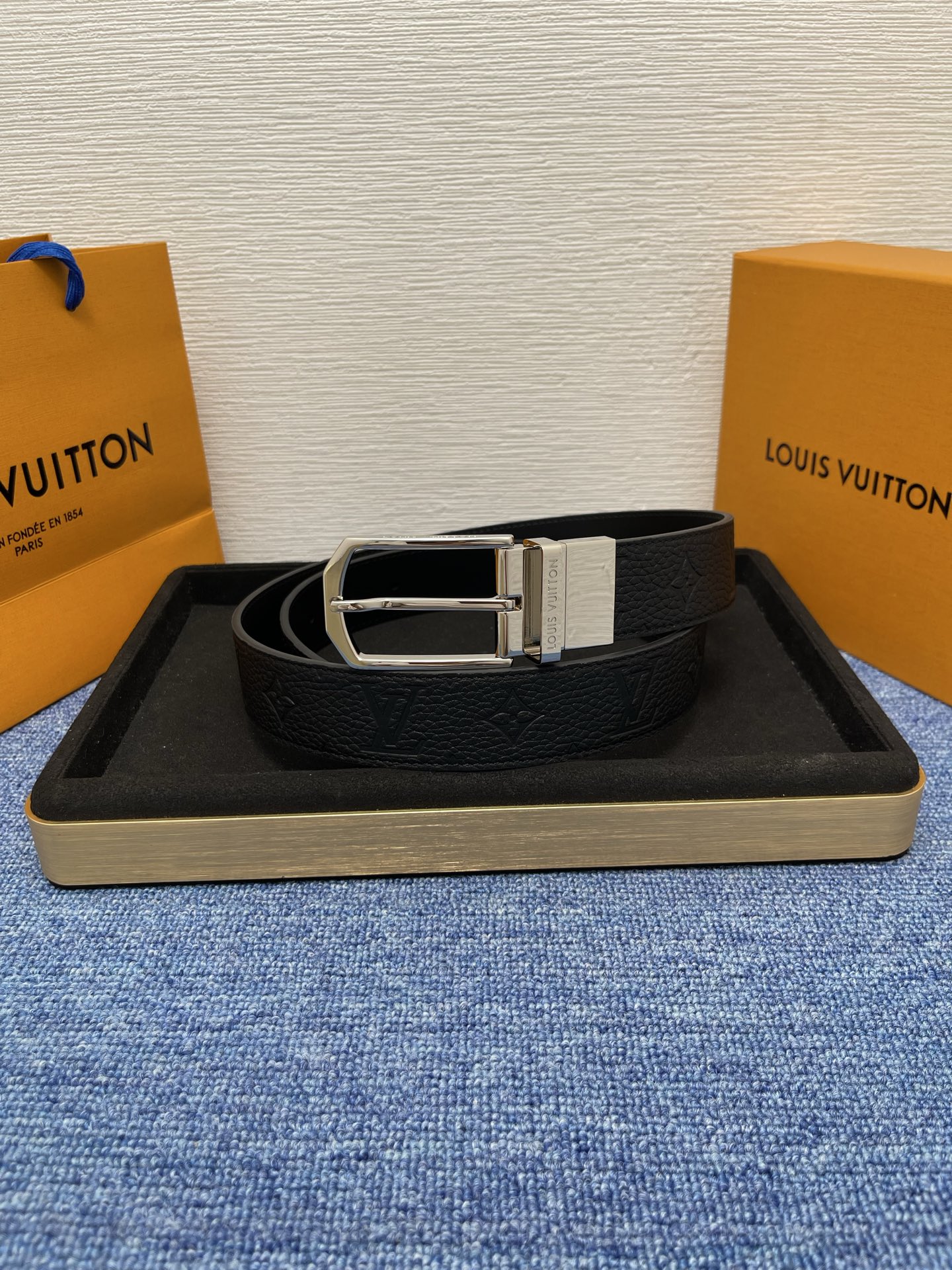 【LOUIS VUITTON驴牌】：经典原单品质，新款荔枝纹原版平纹底，搭配原单精品针扣，精工制作，细节