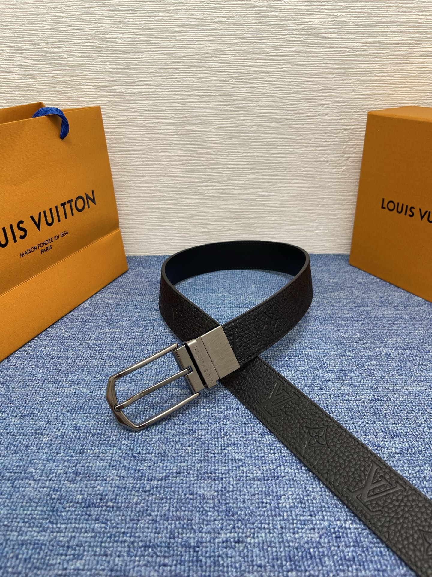 【LOUIS VUITTON驴牌】：经典原单品质，新款荔枝纹原版平纹底，搭配原单精品针扣，精工制作，细节