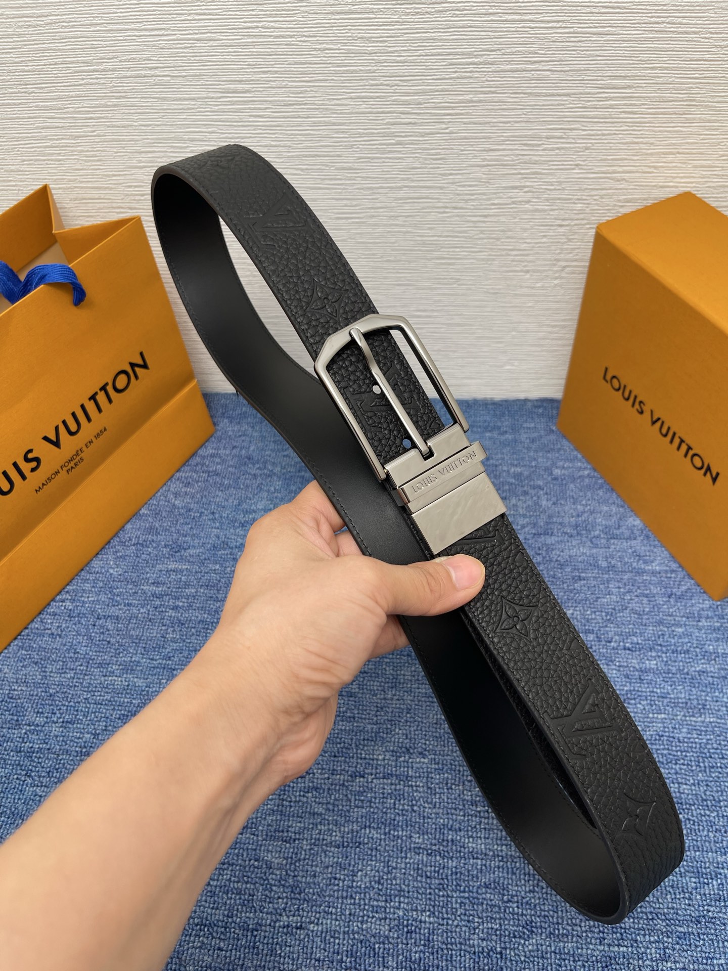 【LOUIS VUITTON驴牌】：经典原单品质，新款荔枝纹原版平纹底，搭配原单精品针扣，精工制作，细节