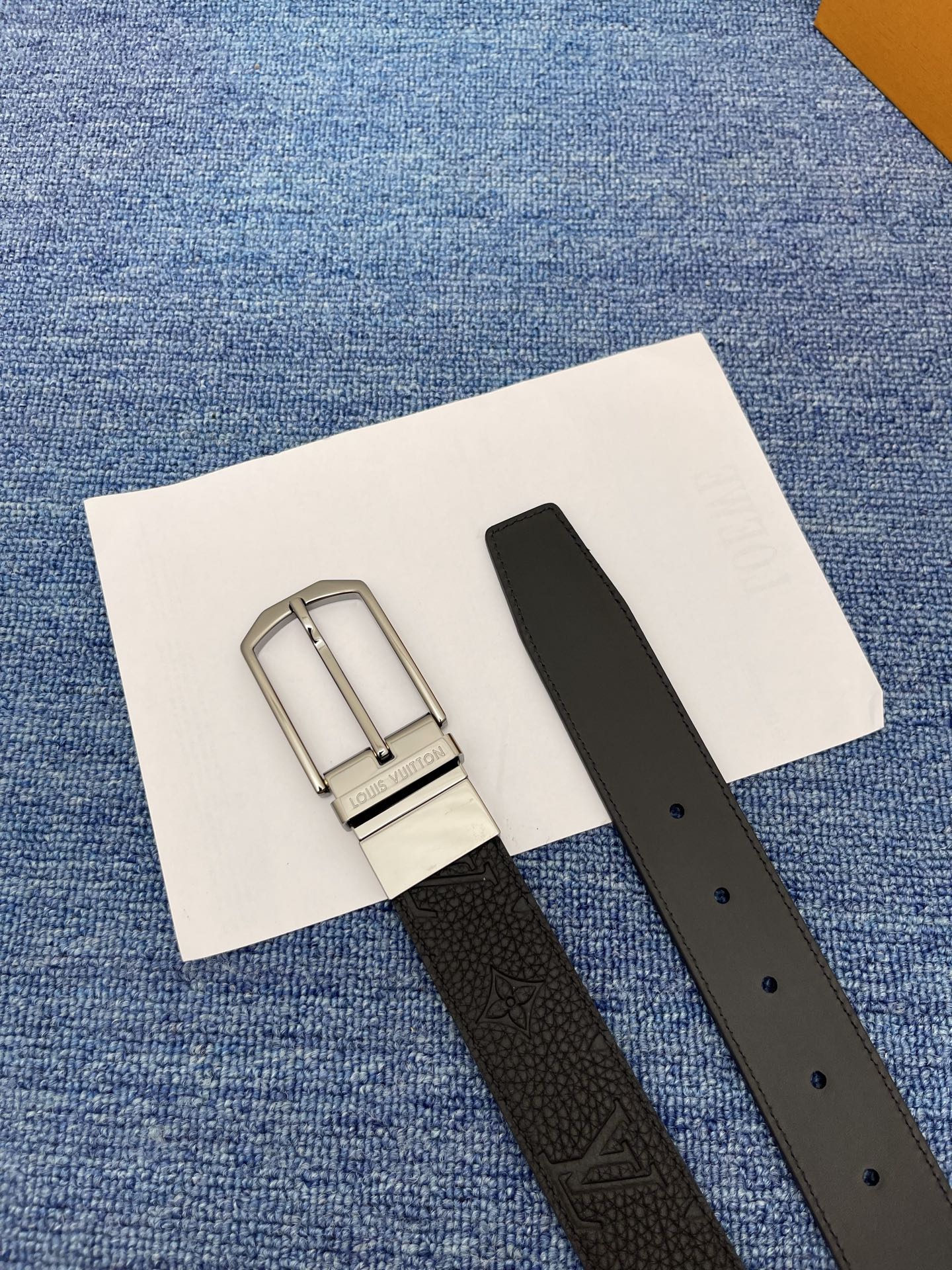 【LOUIS VUITTON驴牌】：经典原单品质，新款荔枝纹原版平纹底，搭配原单精品针扣，精工制作，细节