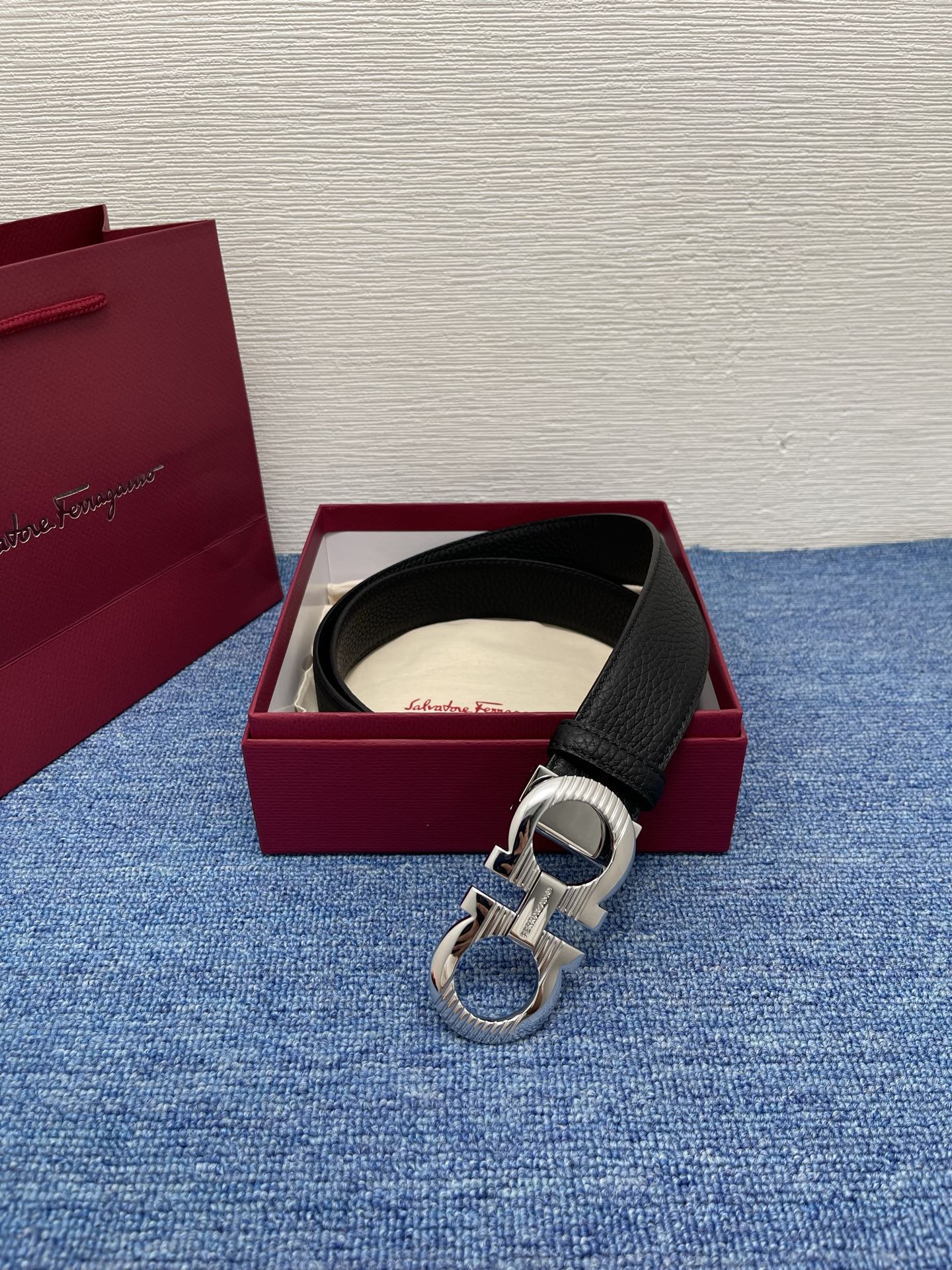 🔴 【品牌】菲拉.格慕 3.5cm. 🔴 【描述】这款皮带采用牛皮压纹皮革材质，颇具都市风范，细节充满动