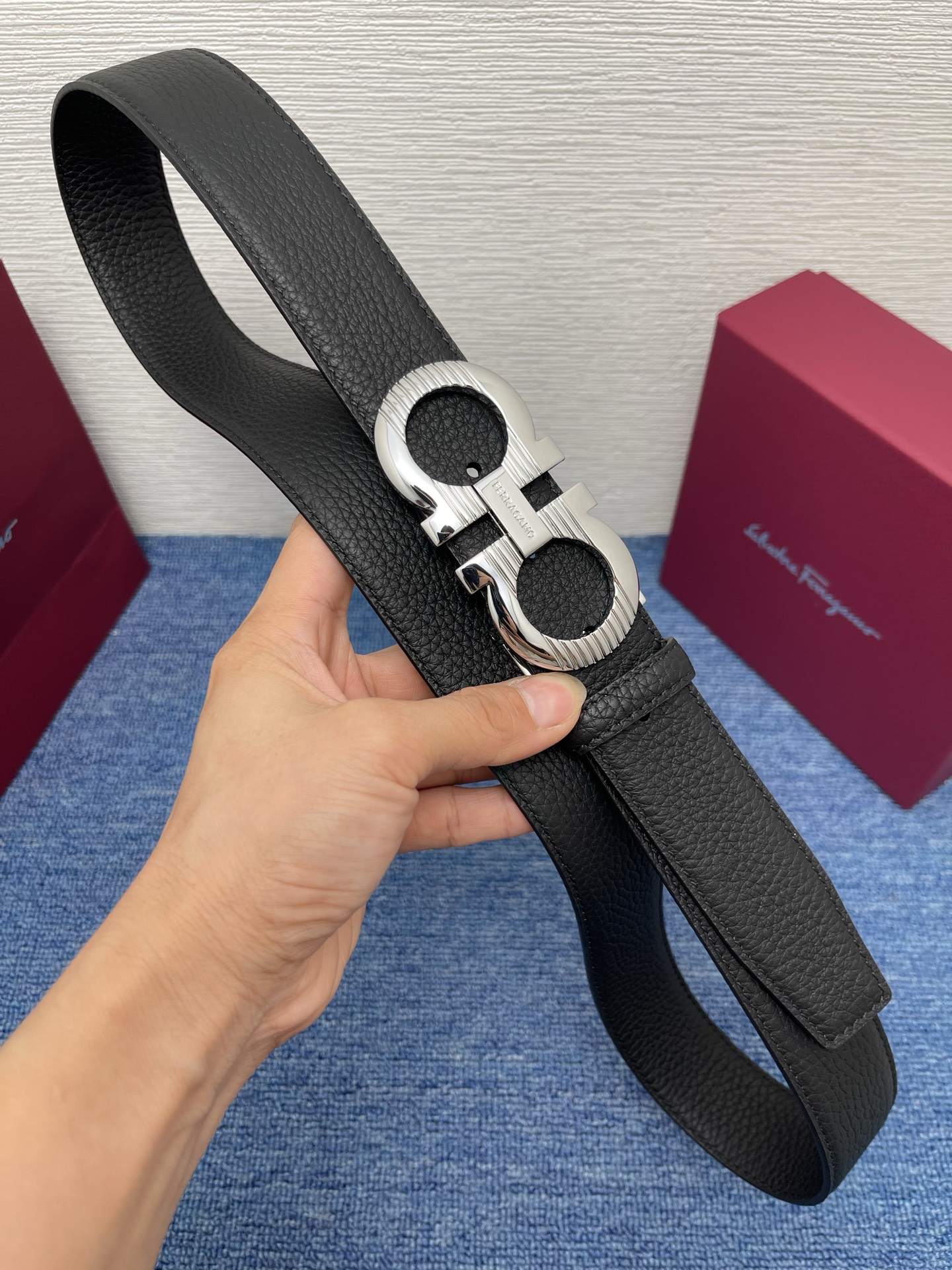 🔴 【品牌】菲拉.格慕 3.5cm. 🔴 【描述】这款皮带采用牛皮压纹皮革材质，颇具都市风范，细节充满动