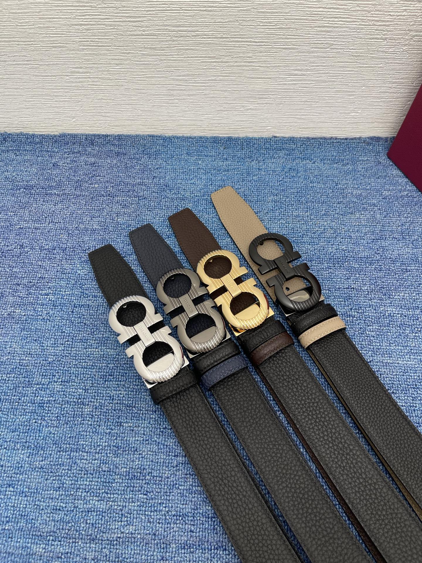 🔴 【品牌】菲拉.格慕 3.5cm. 🔴 【描述】这款皮带采用牛皮压纹皮革材质，颇具都市风范，细节充满动