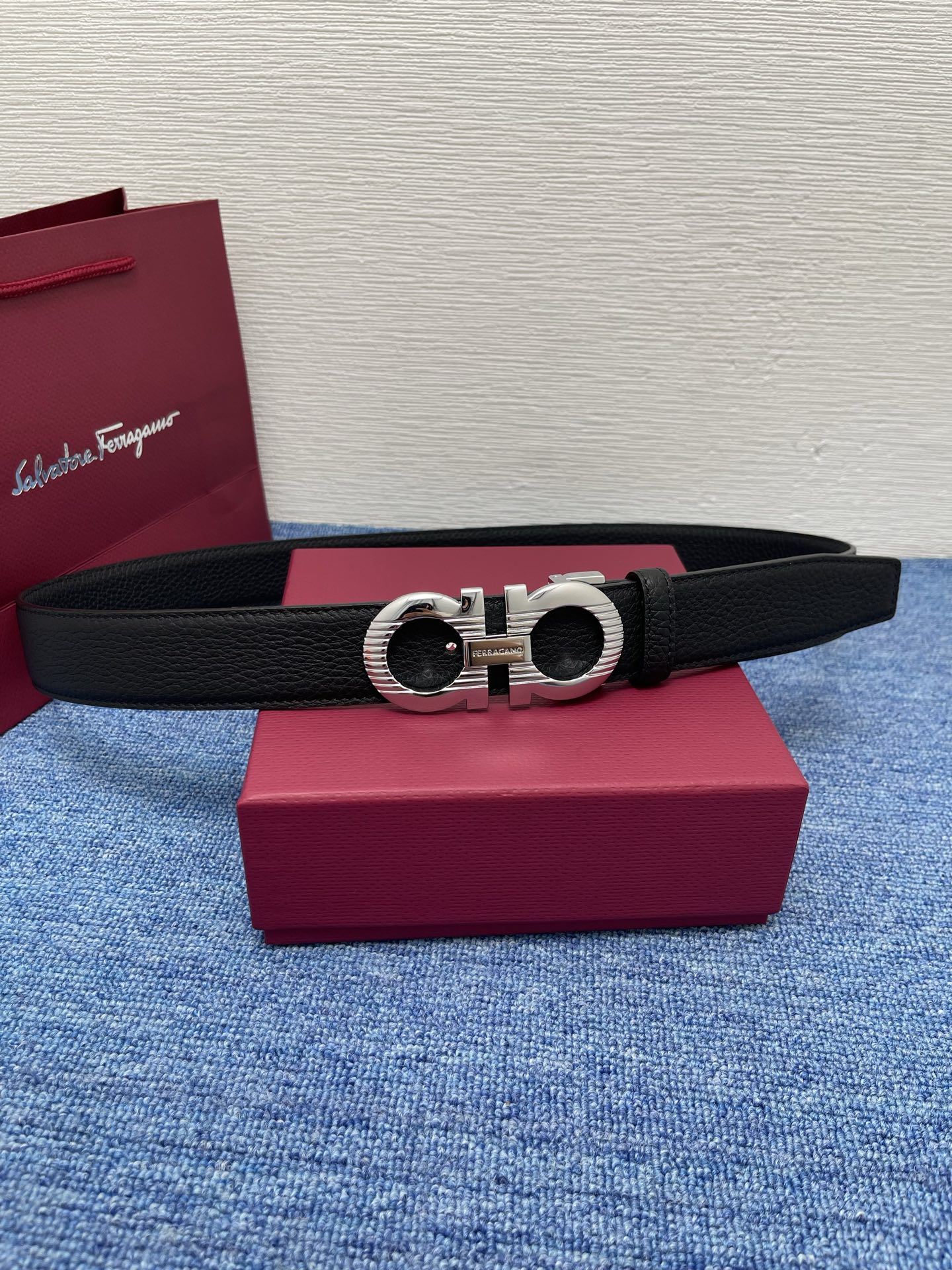 🔴 【品牌】菲拉.格慕 3.5cm. 🔴 【描述】这款皮带采用牛皮压纹皮革材质，颇具都市风范，细节充满动