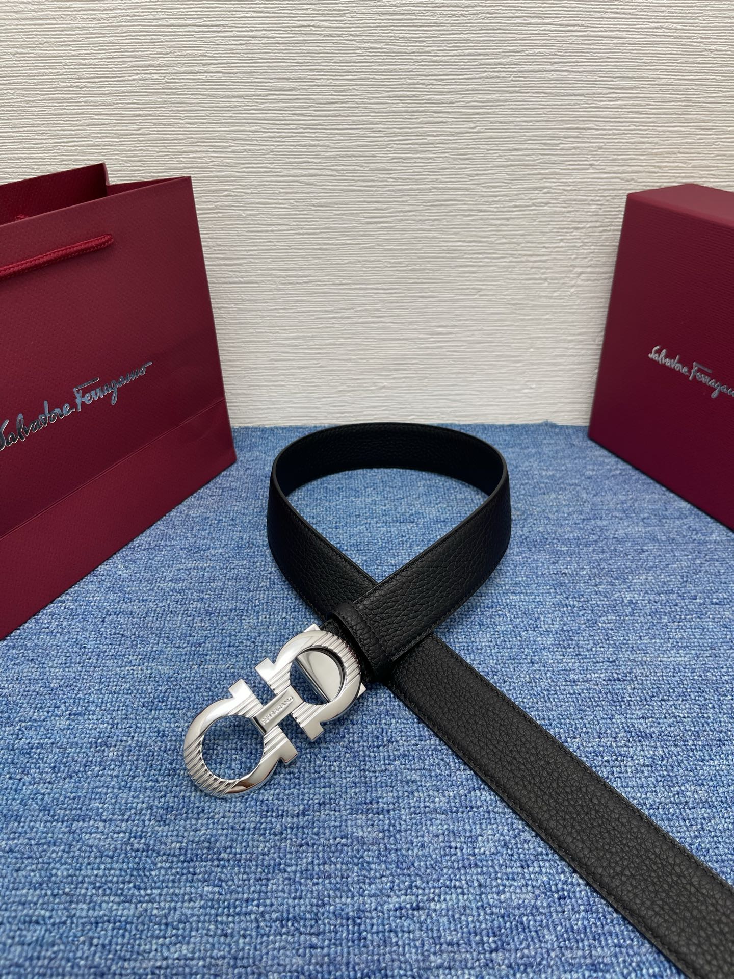 🔴 【品牌】菲拉.格慕 3.5cm. 🔴 【描述】这款皮带采用牛皮压纹皮革材质，颇具都市风范，细节充满动