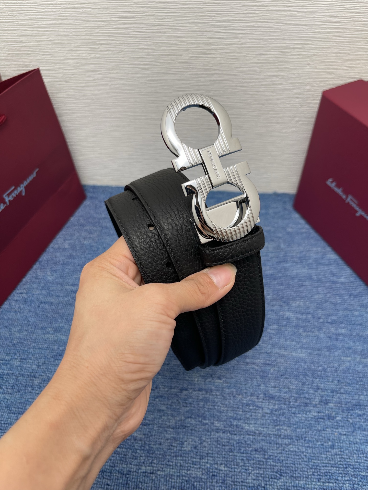 🔴 【品牌】菲拉.格慕 3.5cm. 🔴 【描述】这款皮带采用牛皮压纹皮革材质，颇具都市风范，细节充满动