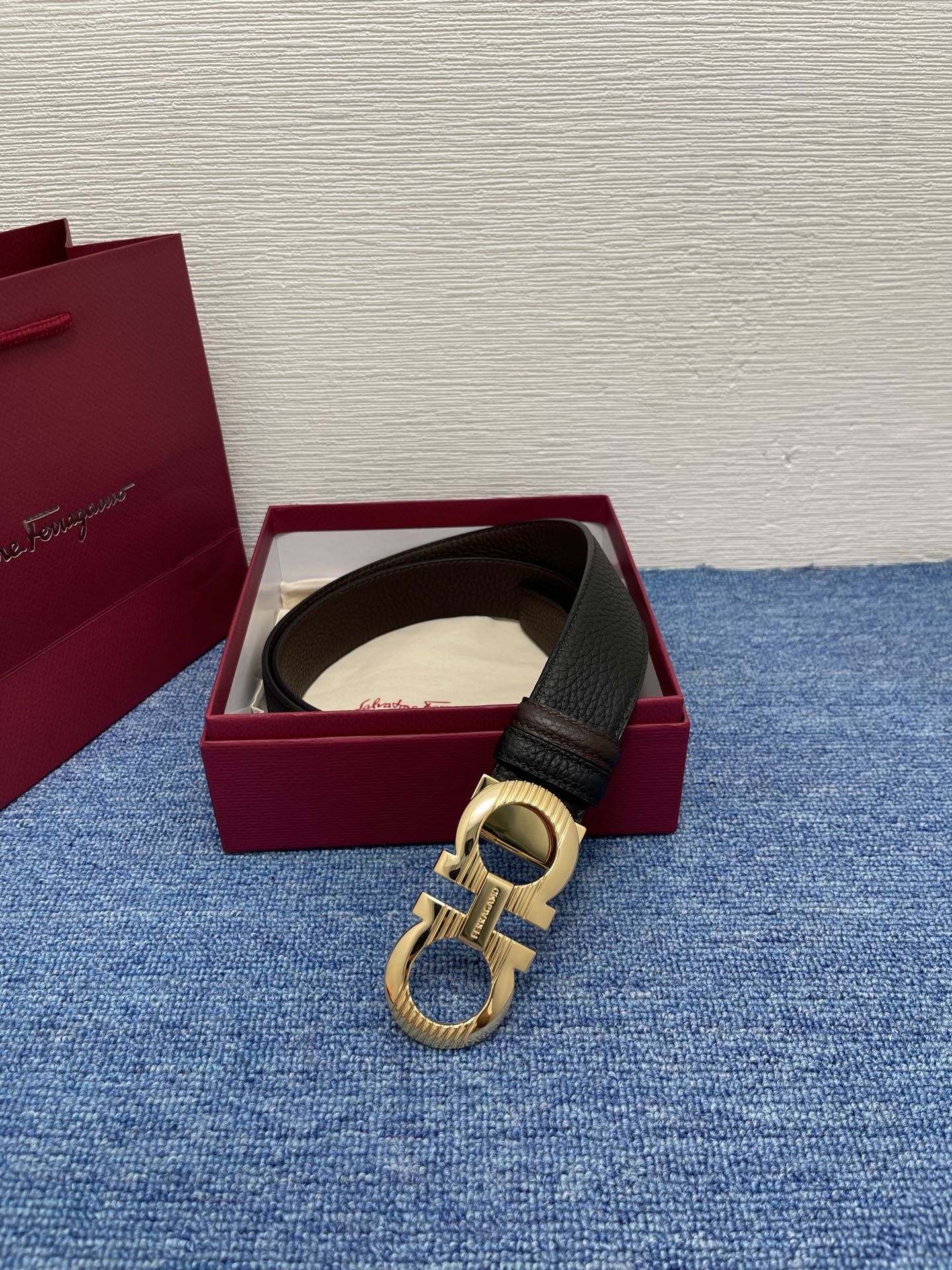 🔴 【品牌】菲拉.格慕 3.5cm. 🔴 【描述】这款皮带采用牛皮压纹皮革材质，颇具都市风范，细节充满动