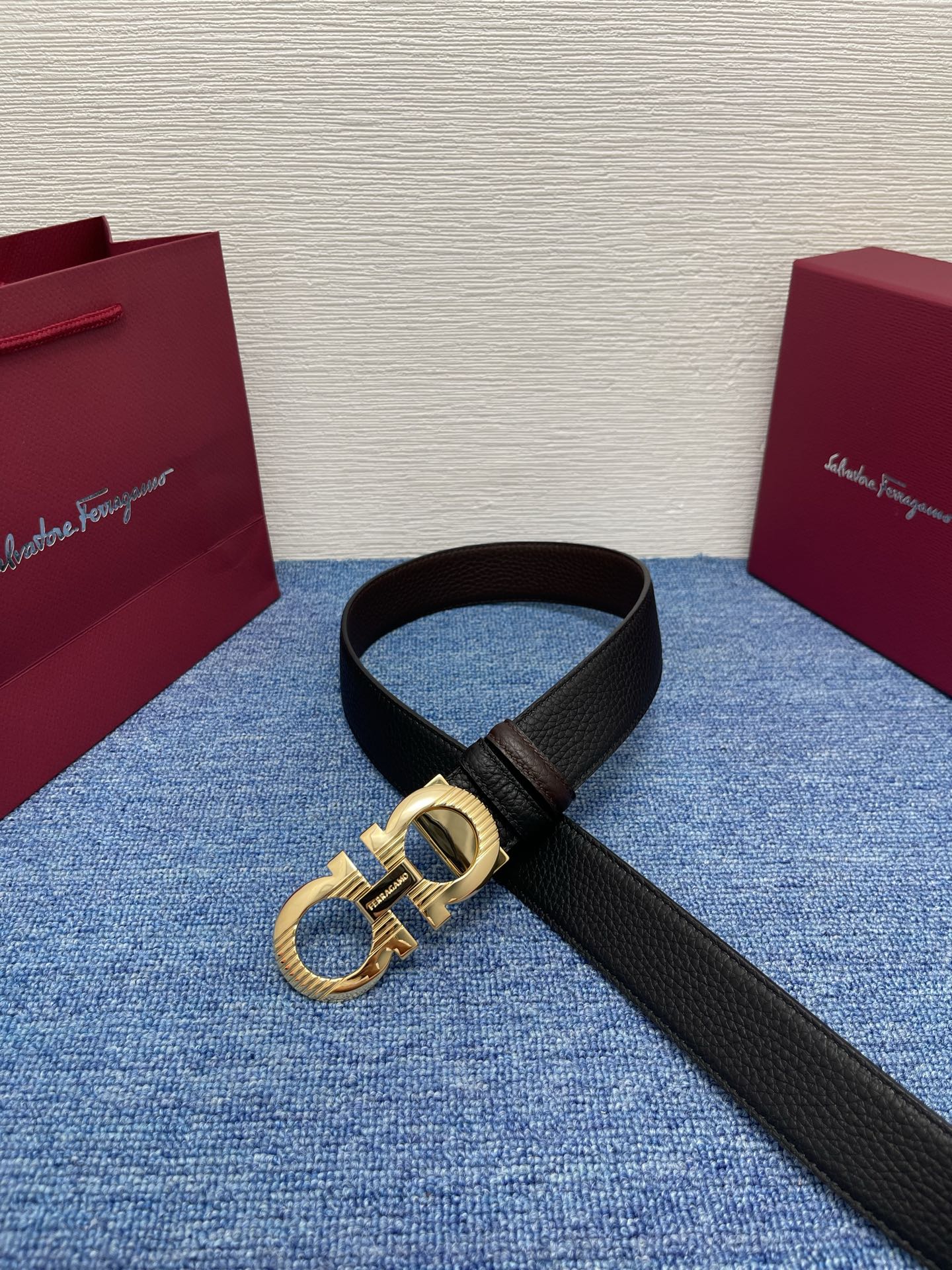🔴 【品牌】菲拉.格慕 3.5cm. 🔴 【描述】这款皮带采用牛皮压纹皮革材质，颇具都市风范，细节充满动
