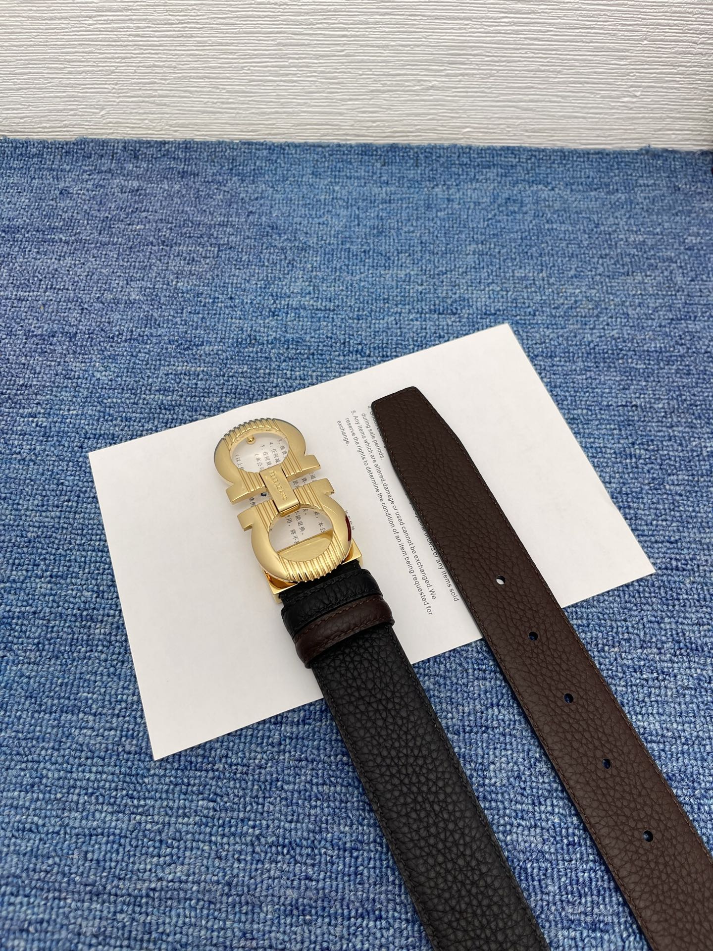 🔴 【品牌】菲拉.格慕 3.5cm. 🔴 【描述】这款皮带采用牛皮压纹皮革材质，颇具都市风范，细节充满动