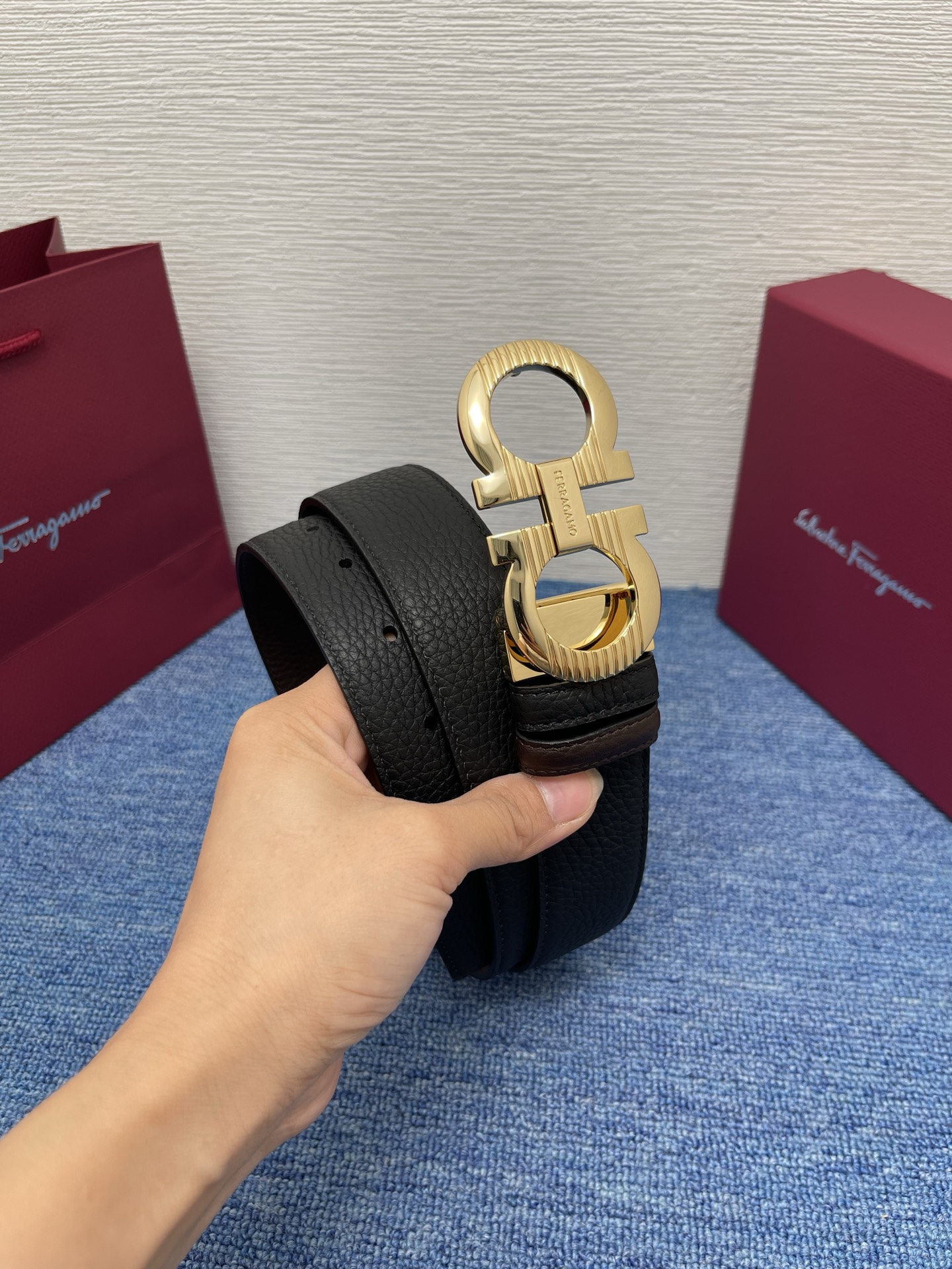 🔴 【品牌】菲拉.格慕 3.5cm. 🔴 【描述】这款皮带采用牛皮压纹皮革材质，颇具都市风范，细节充满动