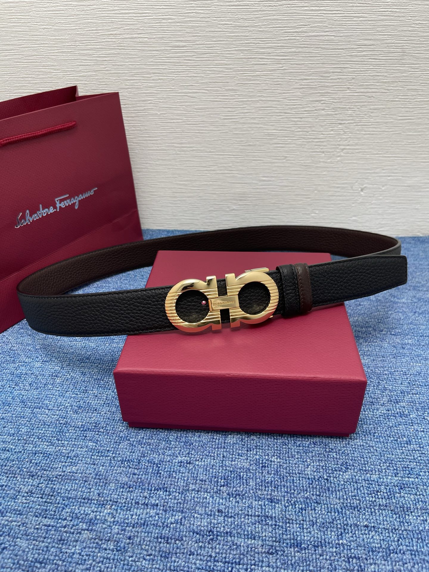 🔴 【品牌】菲拉.格慕 3.5cm. 🔴 【描述】这款皮带采用牛皮压纹皮革材质，颇具都市风范，细节充满动