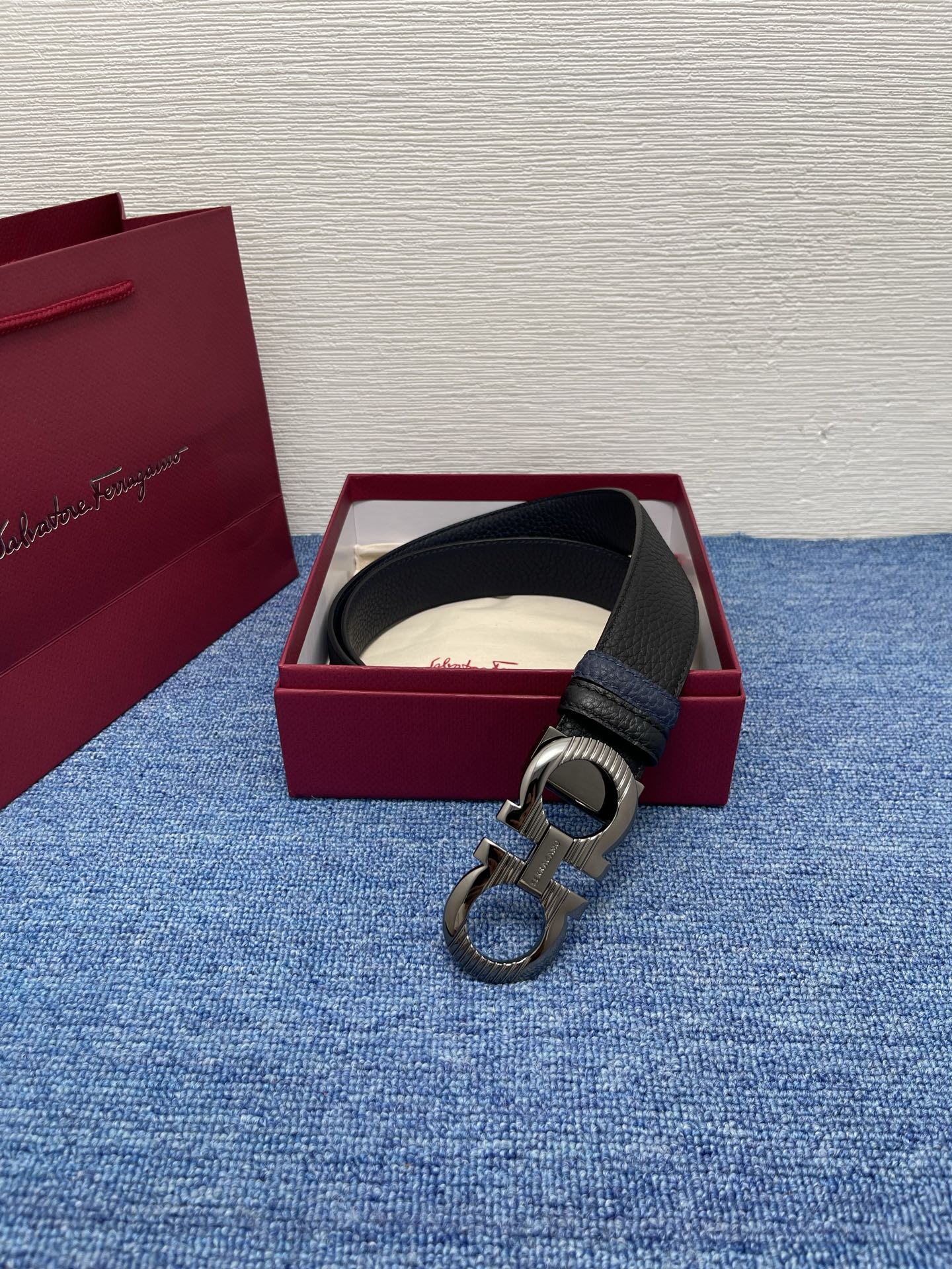 🔴 【品牌】菲拉.格慕 3.5cm. 🔴 【描述】这款皮带采用牛皮压纹皮革材质，颇具都市风范，细节充满动