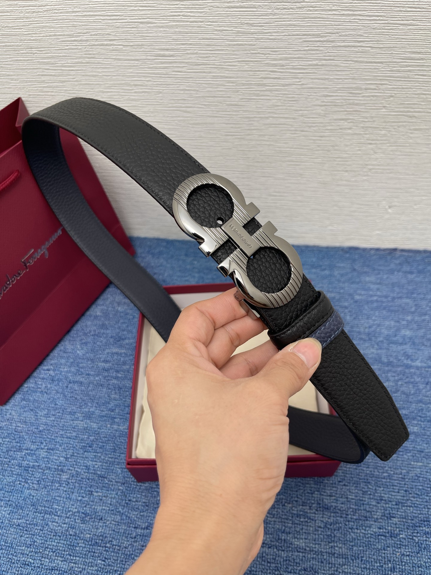 🔴 【品牌】菲拉.格慕 3.5cm. 🔴 【描述】这款皮带采用牛皮压纹皮革材质，颇具都市风范，细节充满动