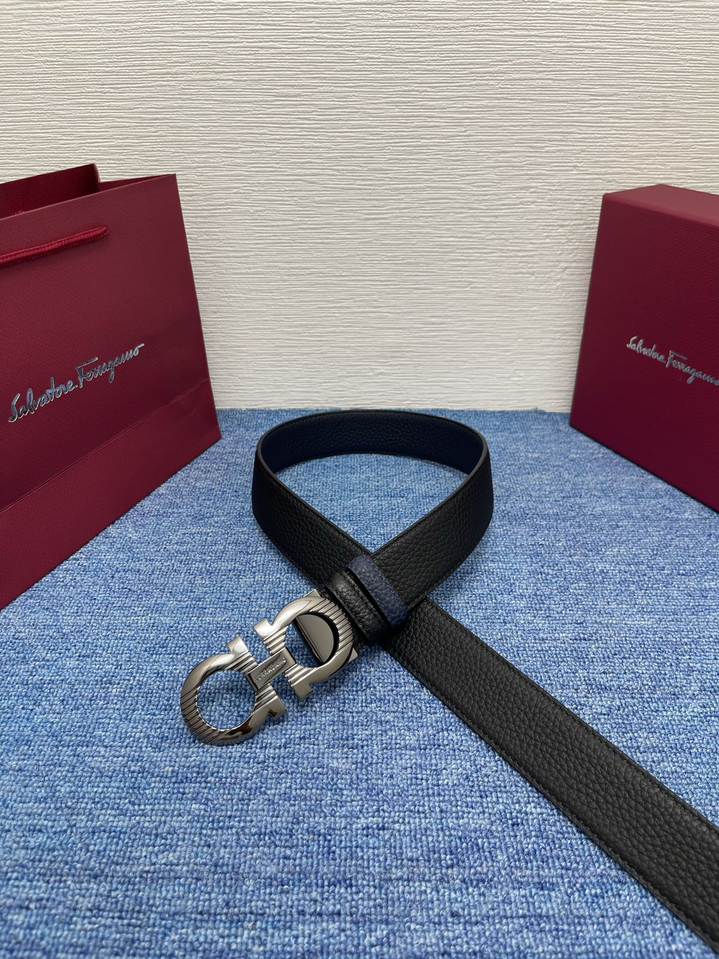 🔴 【品牌】菲拉.格慕 3.5cm. 🔴 【描述】这款皮带采用牛皮压纹皮革材质，颇具都市风范，细节充满动