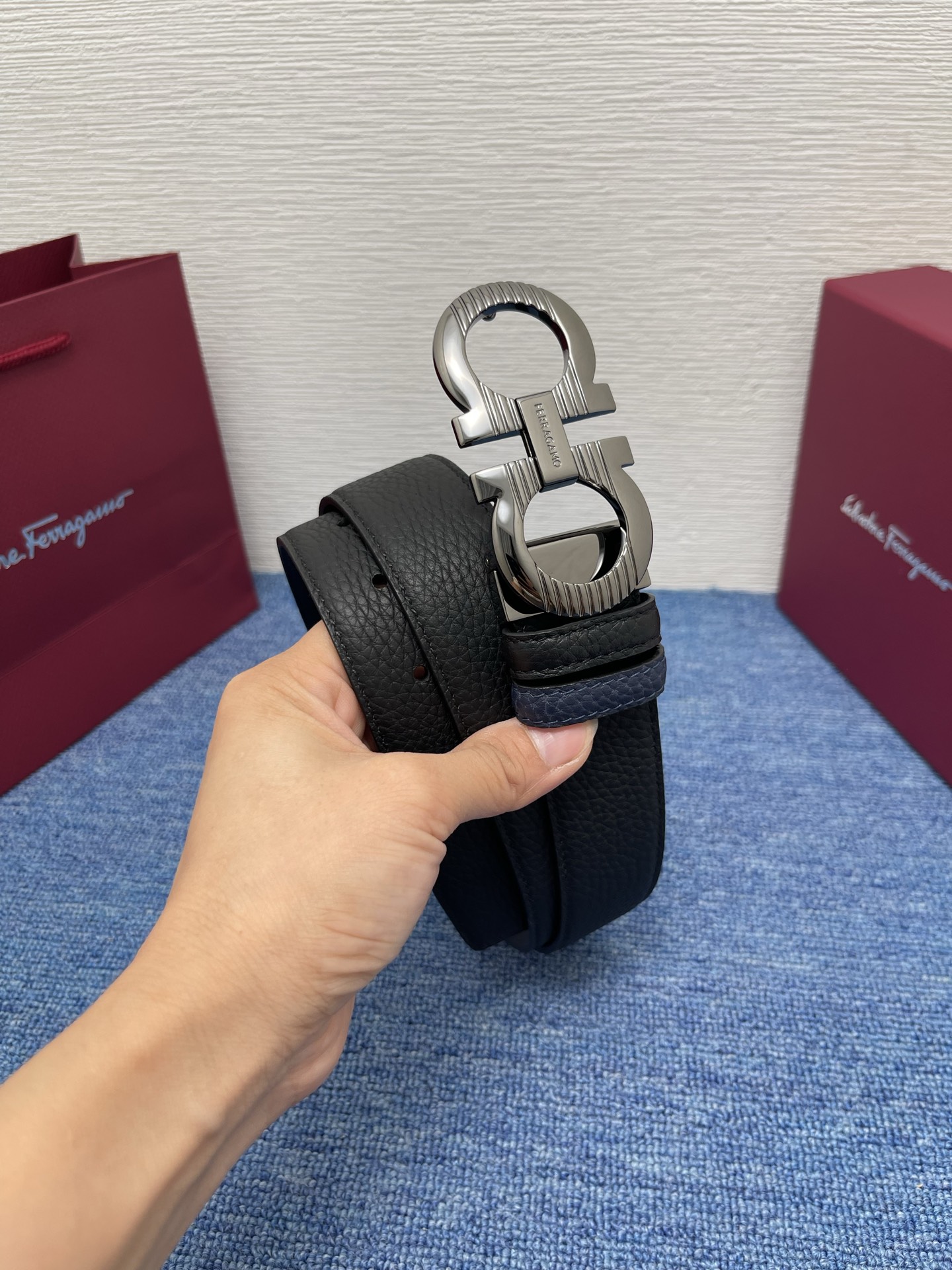 🔴 【品牌】菲拉.格慕 3.5cm. 🔴 【描述】这款皮带采用牛皮压纹皮革材质，颇具都市风范，细节充满动