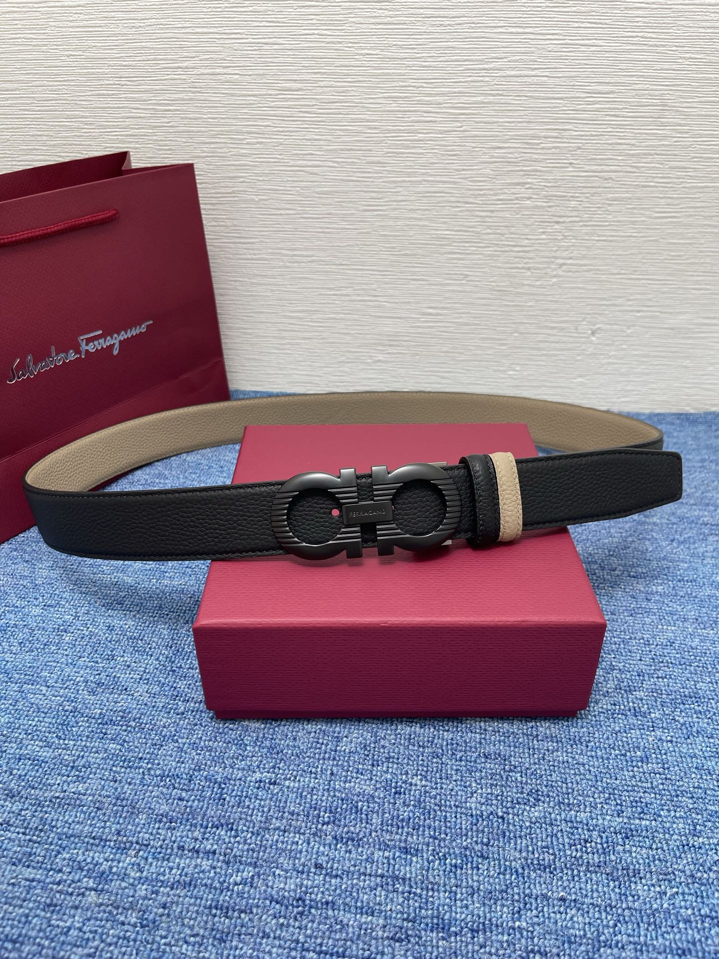 🔴 【品牌】菲拉.格慕 3.5cm. 🔴 【描述】这款皮带采用牛皮压纹皮革材质，颇具都市风范，细节充满动