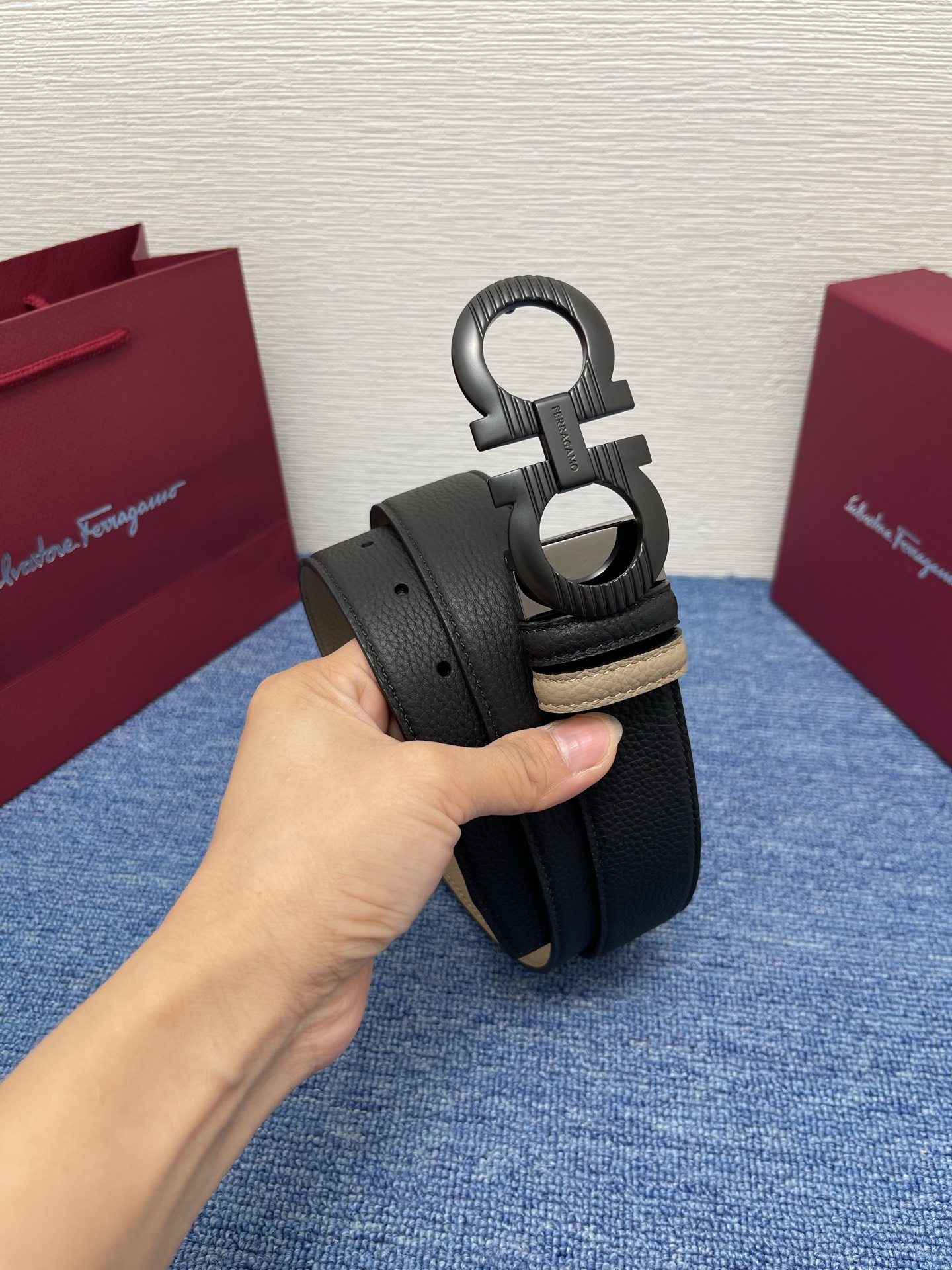 🔴 【品牌】菲拉.格慕 3.5cm. 🔴 【描述】这款皮带采用牛皮压纹皮革材质，颇具都市风范，细节充满动