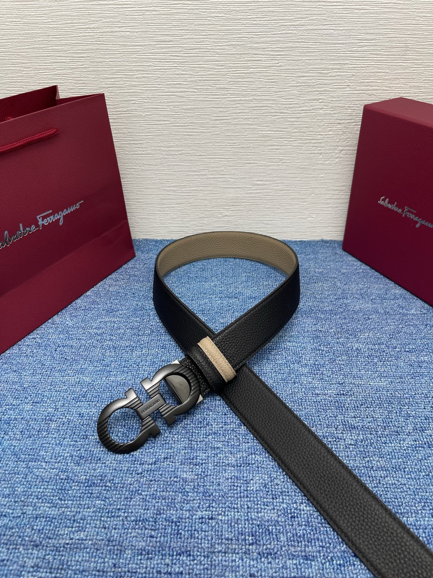 🔴 【品牌】菲拉.格慕 3.5cm. 🔴 【描述】这款皮带采用牛皮压纹皮革材质，颇具都市风范，细节充满动