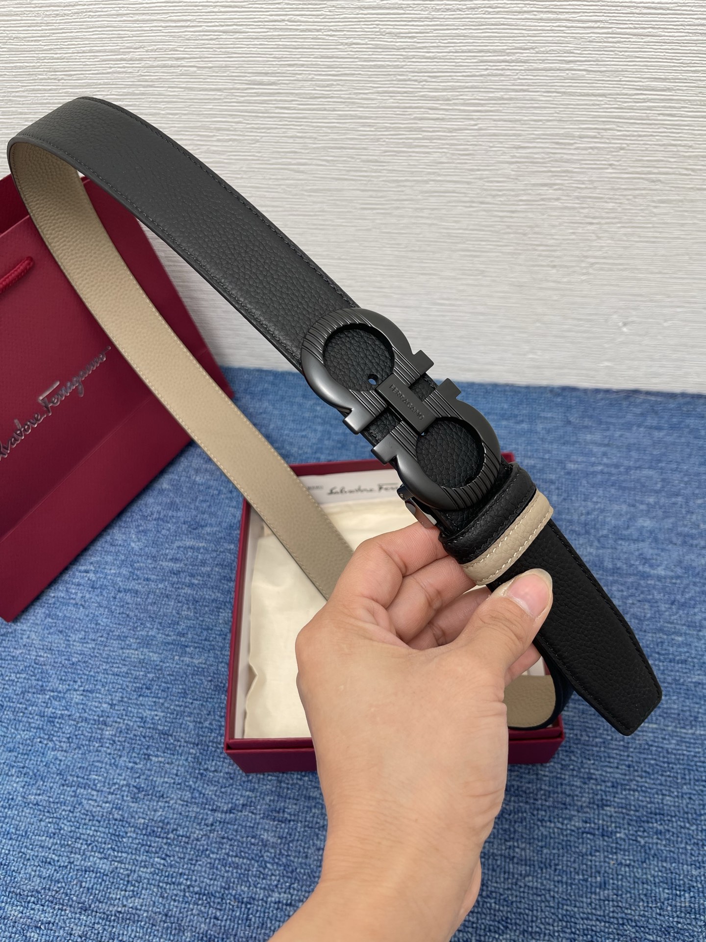 🔴 【品牌】菲拉.格慕 3.5cm. 🔴 【描述】这款皮带采用牛皮压纹皮革材质，颇具都市风范，细节充满动