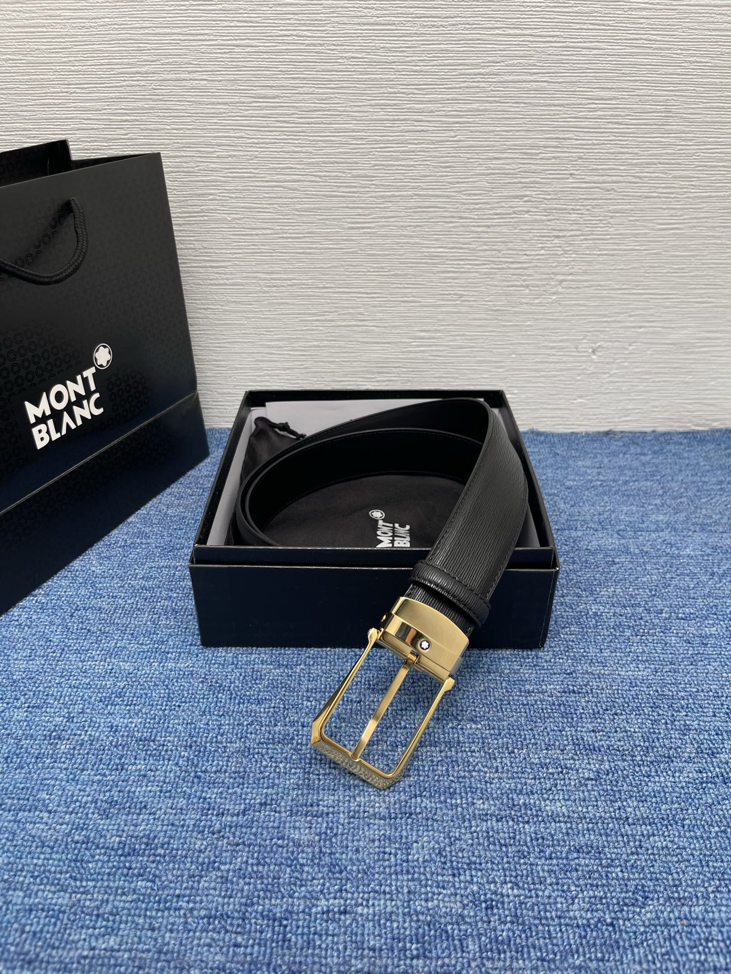 🔴 【品牌】万宝龙 🔴 【描述】双面原版皮，这款饰有带扣的腰带配以水牛皮衬里，覆以Monogram 牛皮